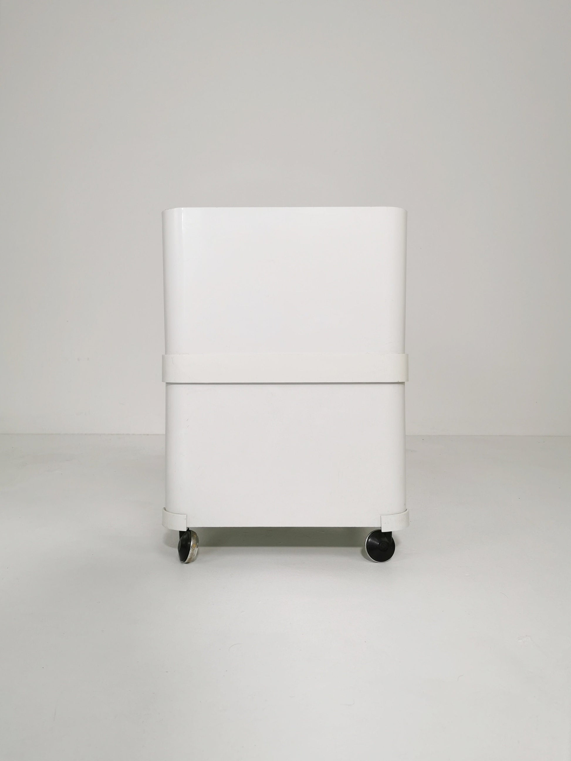 Spsceage side table or mini bar Trolly by flair for prisunic. Molded plastic 1980s