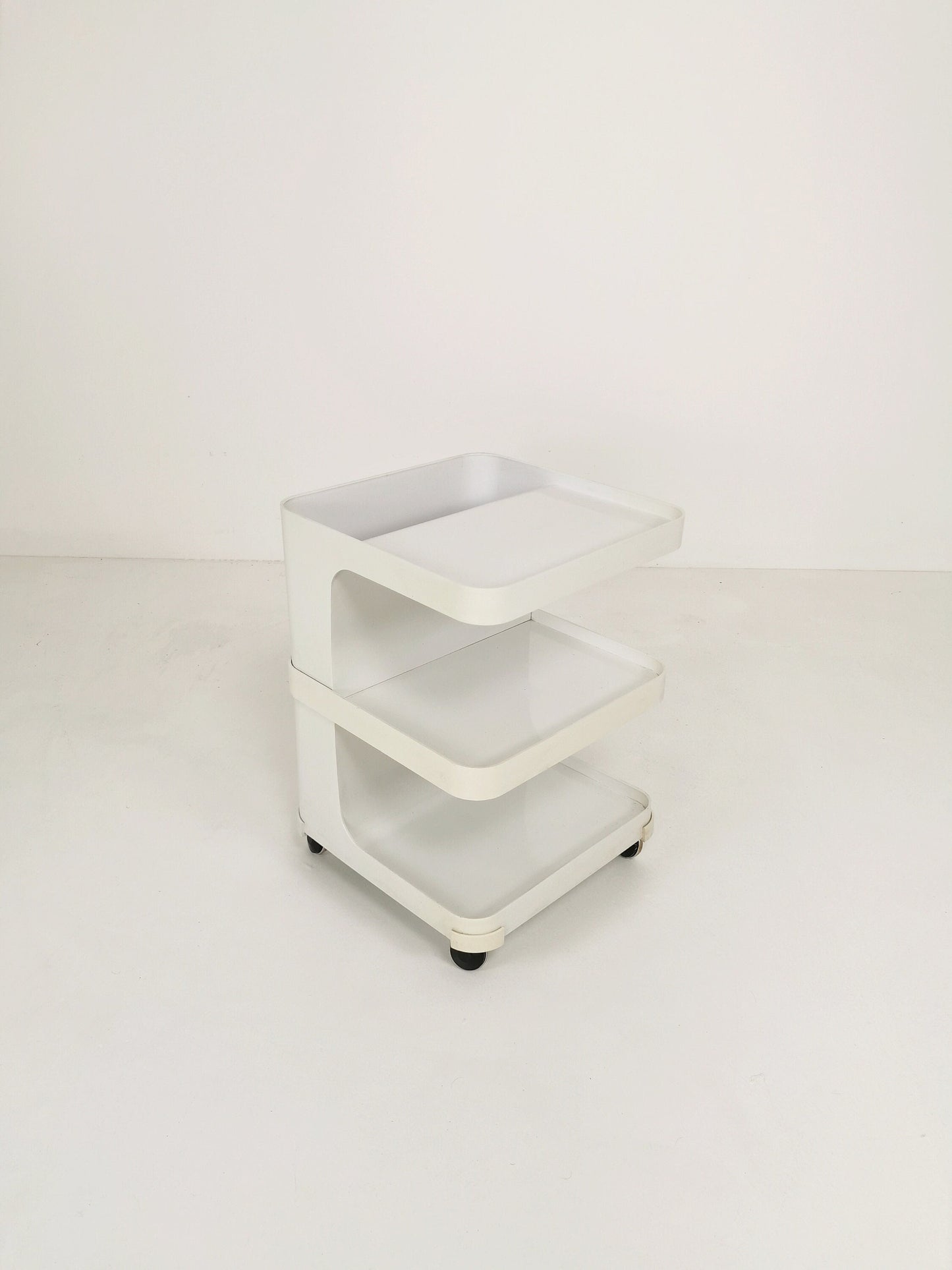 Spsceage side table or mini bar Trolly by flair for prisunic. Molded plastic 1980s