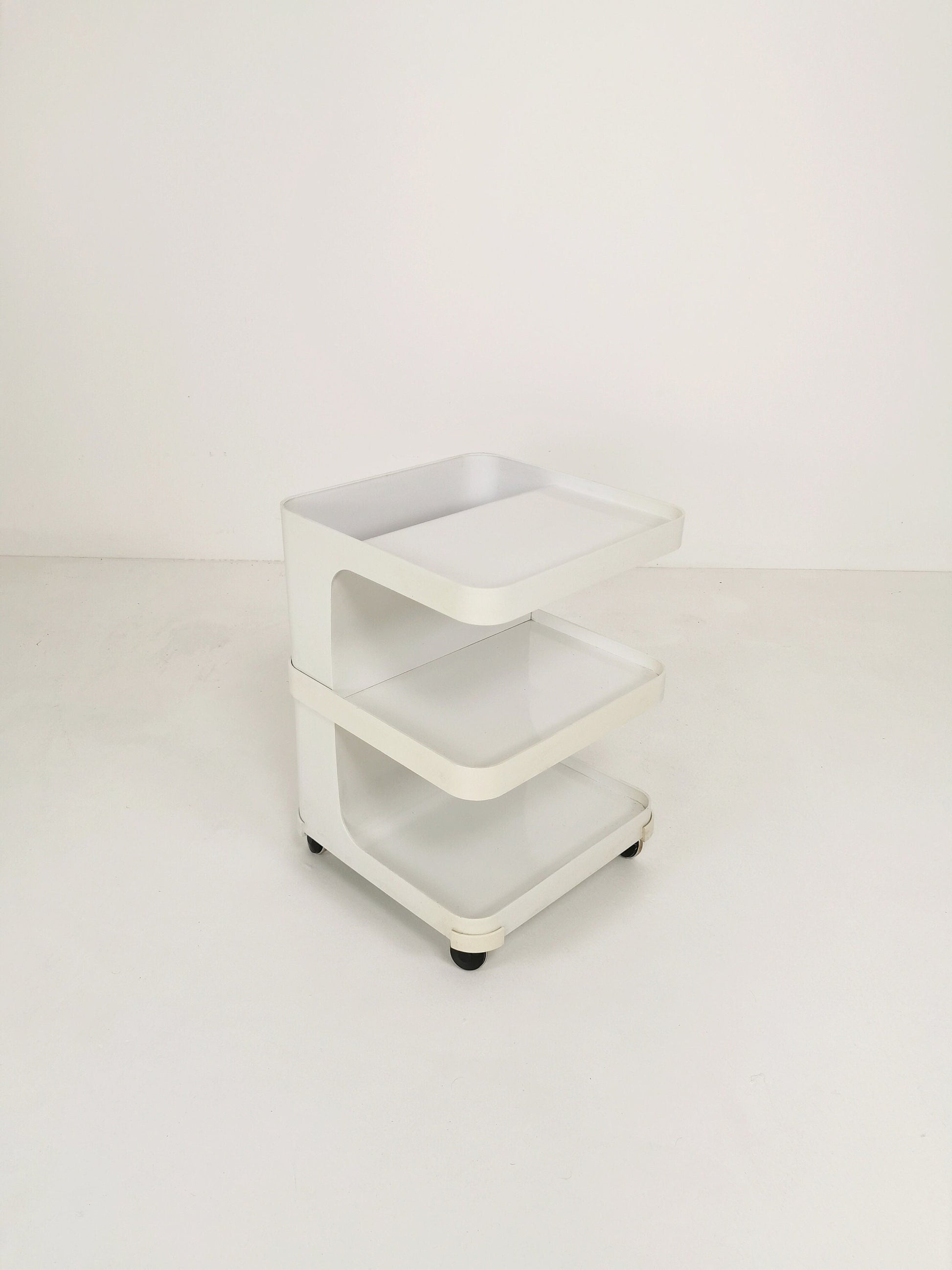 Spsceage side table or mini bar Trolly by flair for prisunic. Molded plastic 1980s