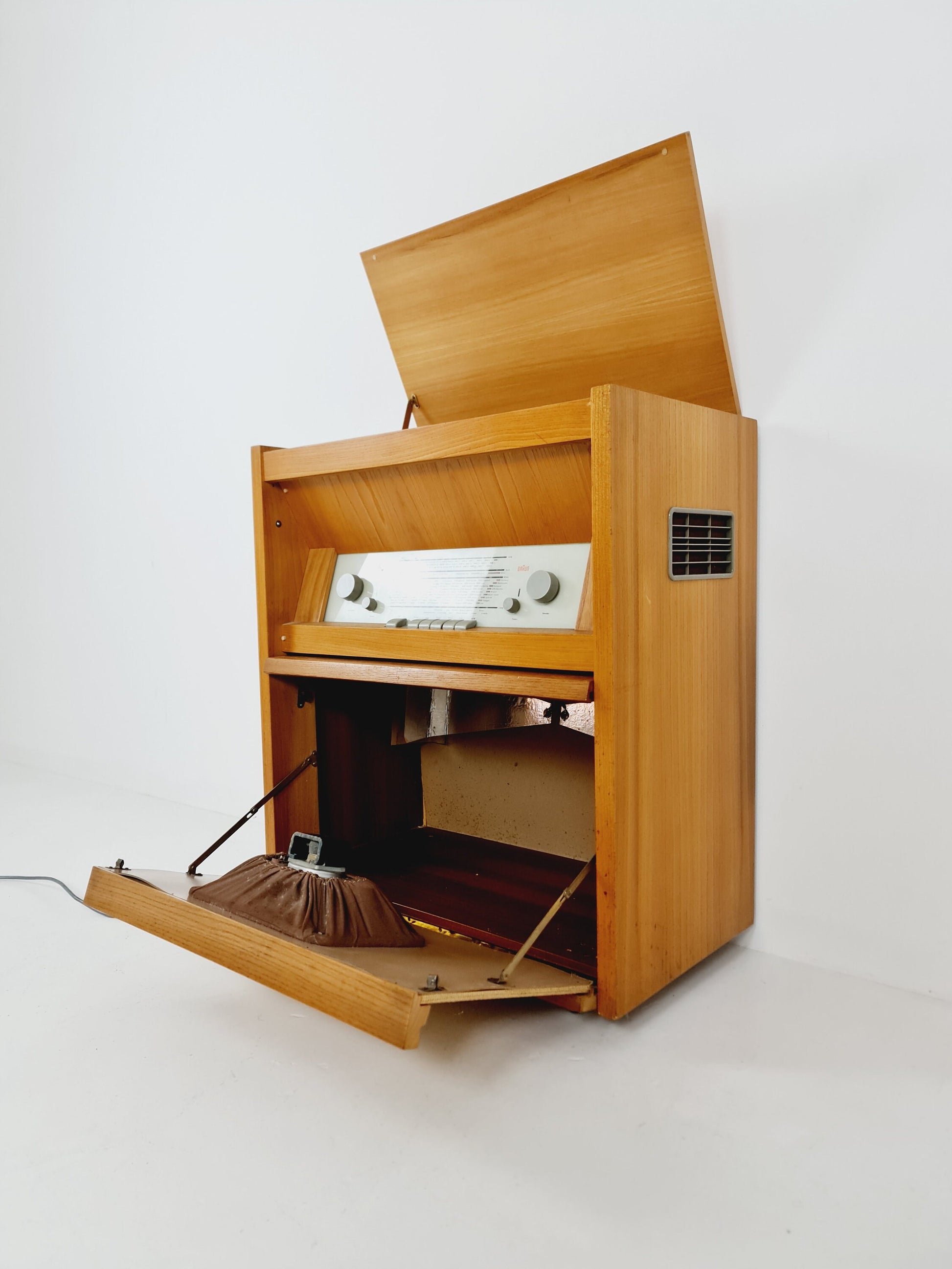 Mid Century Modern German ash record player, radio by Braun “RC 55 UK”, 1960s