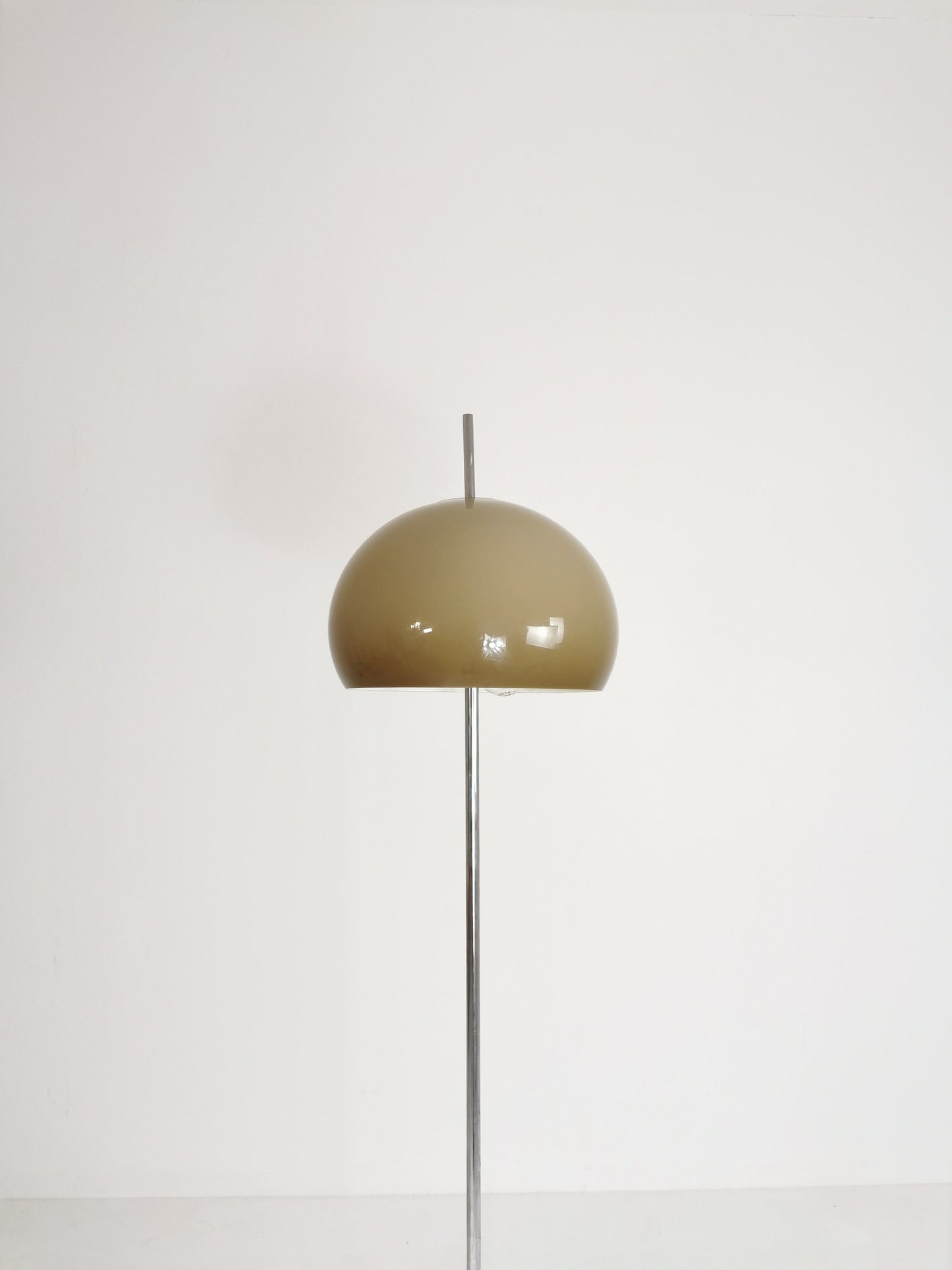 spaceage Iconic floor lamp from the 1960s designed by Gepo in chrome and creamy sand. Italy 1960s