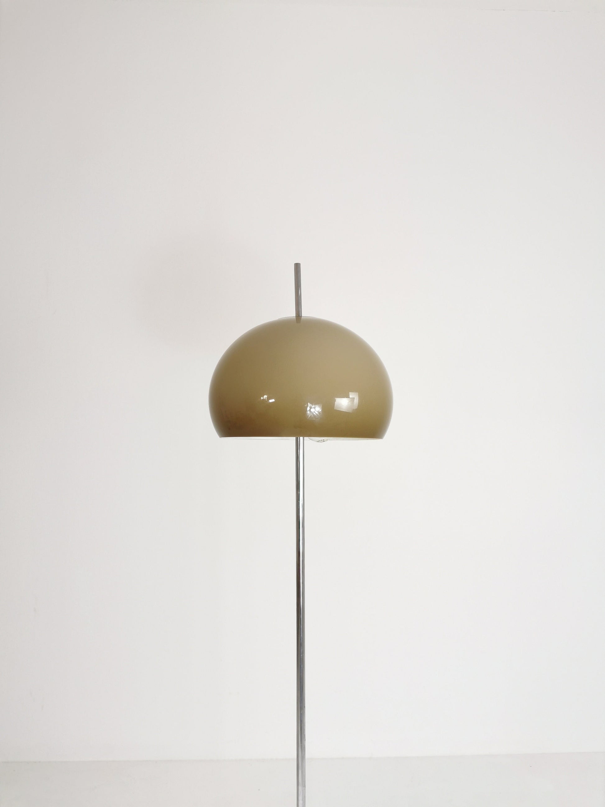 spaceage Iconic floor lamp from the 1960s designed by Gepo in chrome and creamy sand. Italy 1960s
