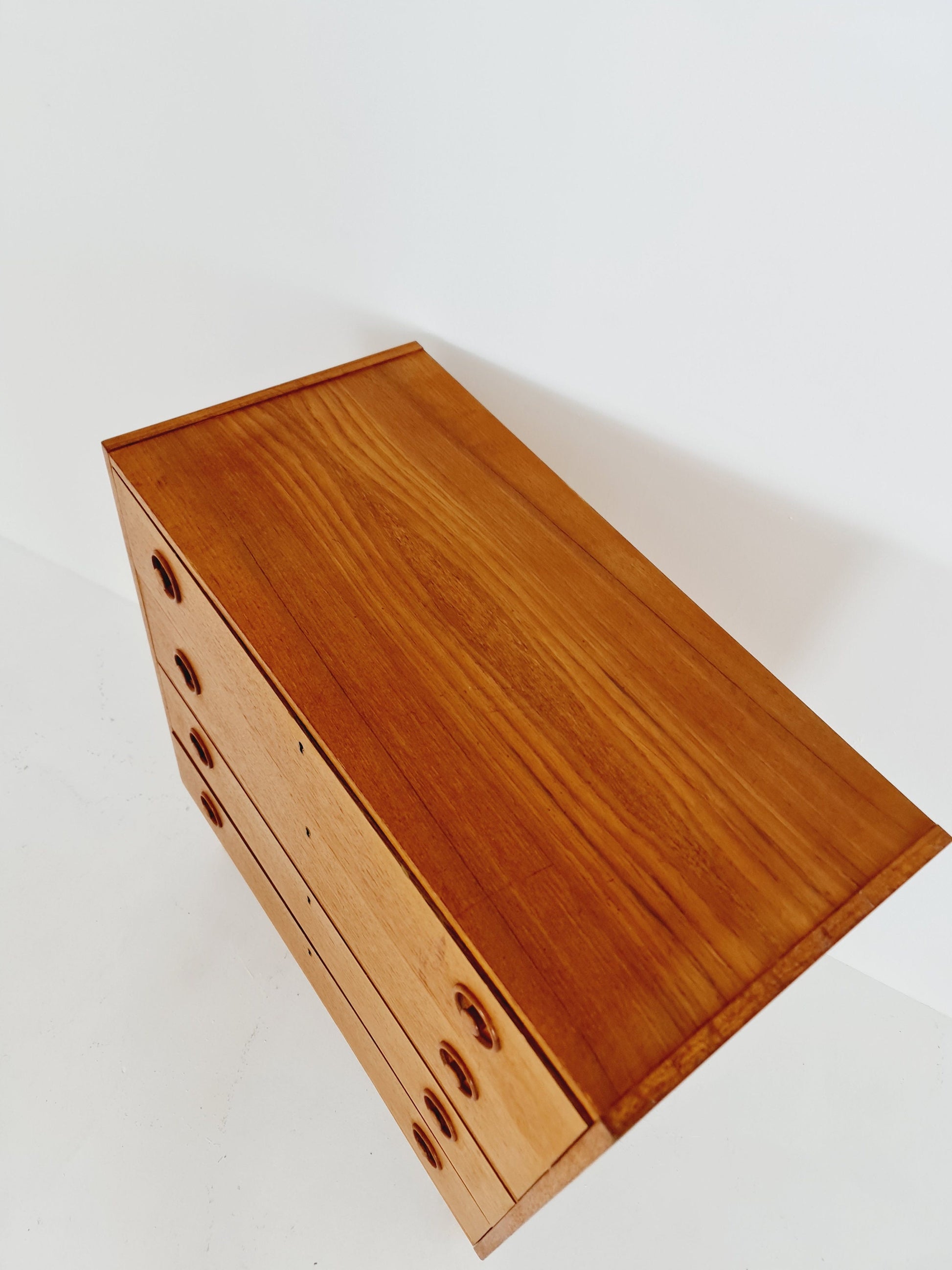 Midcentury danish design chest of drawers / drawer dresser /4 drawers cabinet, 1960s