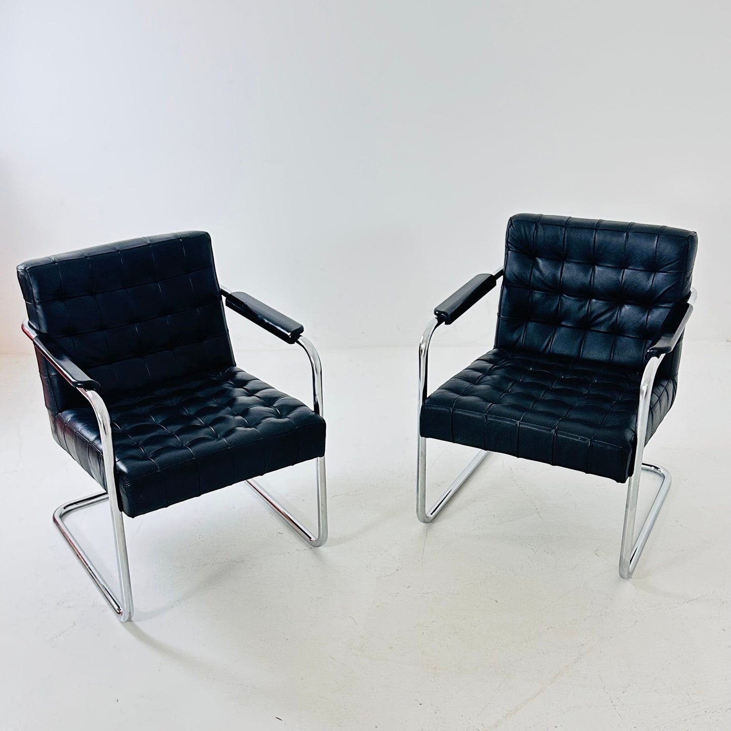 Set of tow Bauhaus black leather loung chairs 1980s