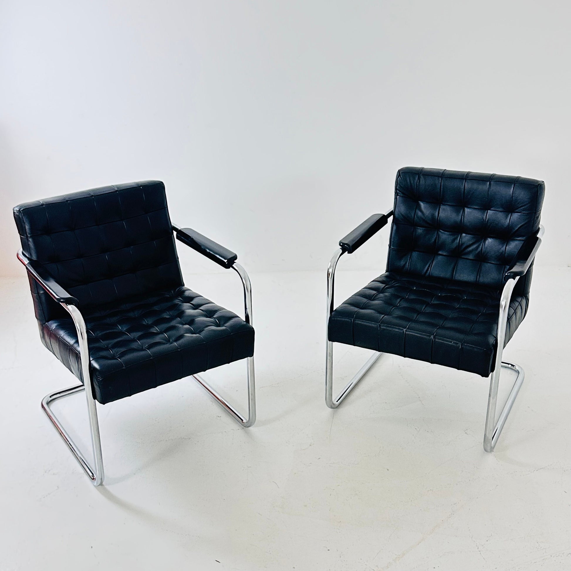 Set of tow Bauhaus black leather loung chairs 1980s