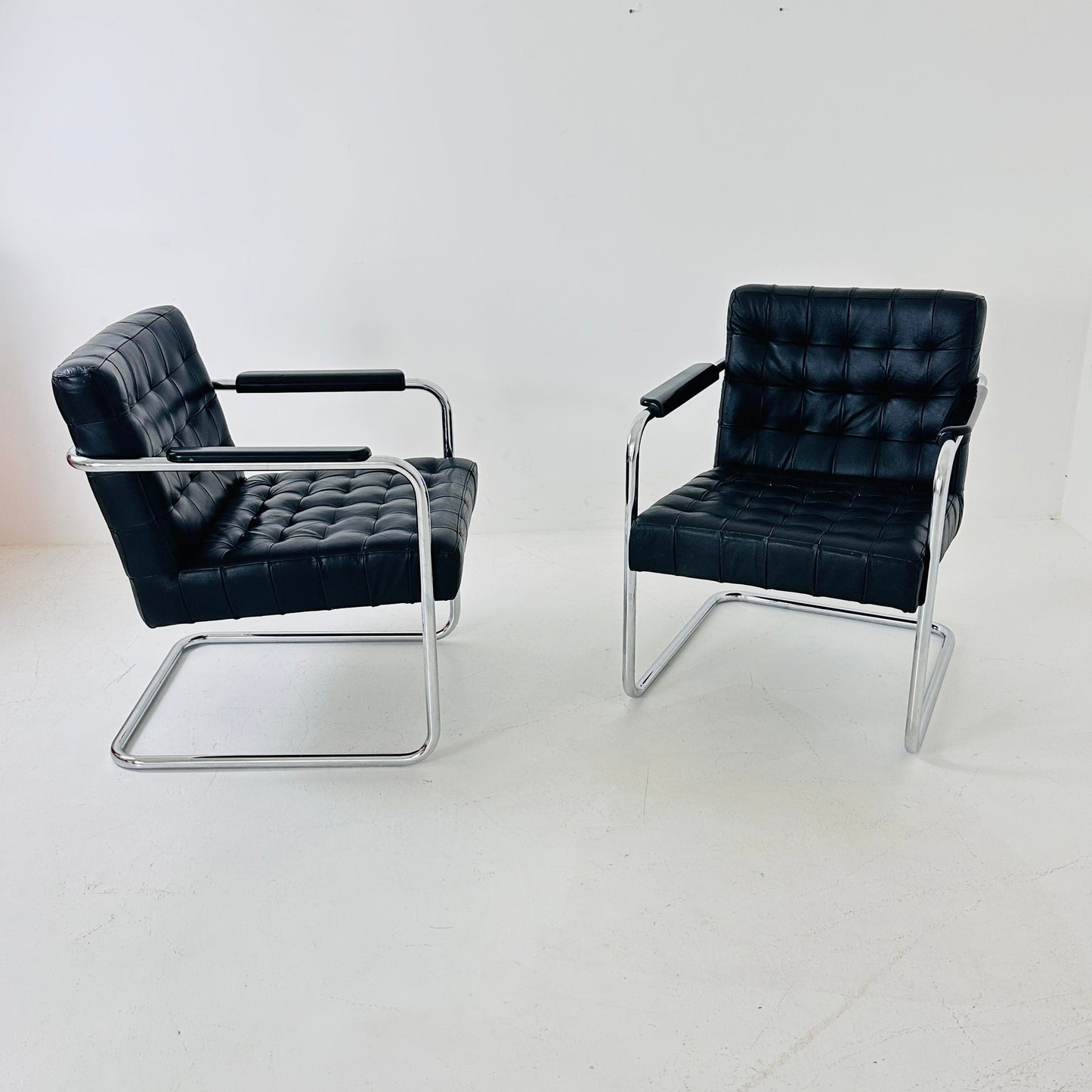 Set of tow Bauhaus black leather loung chairs 1980s