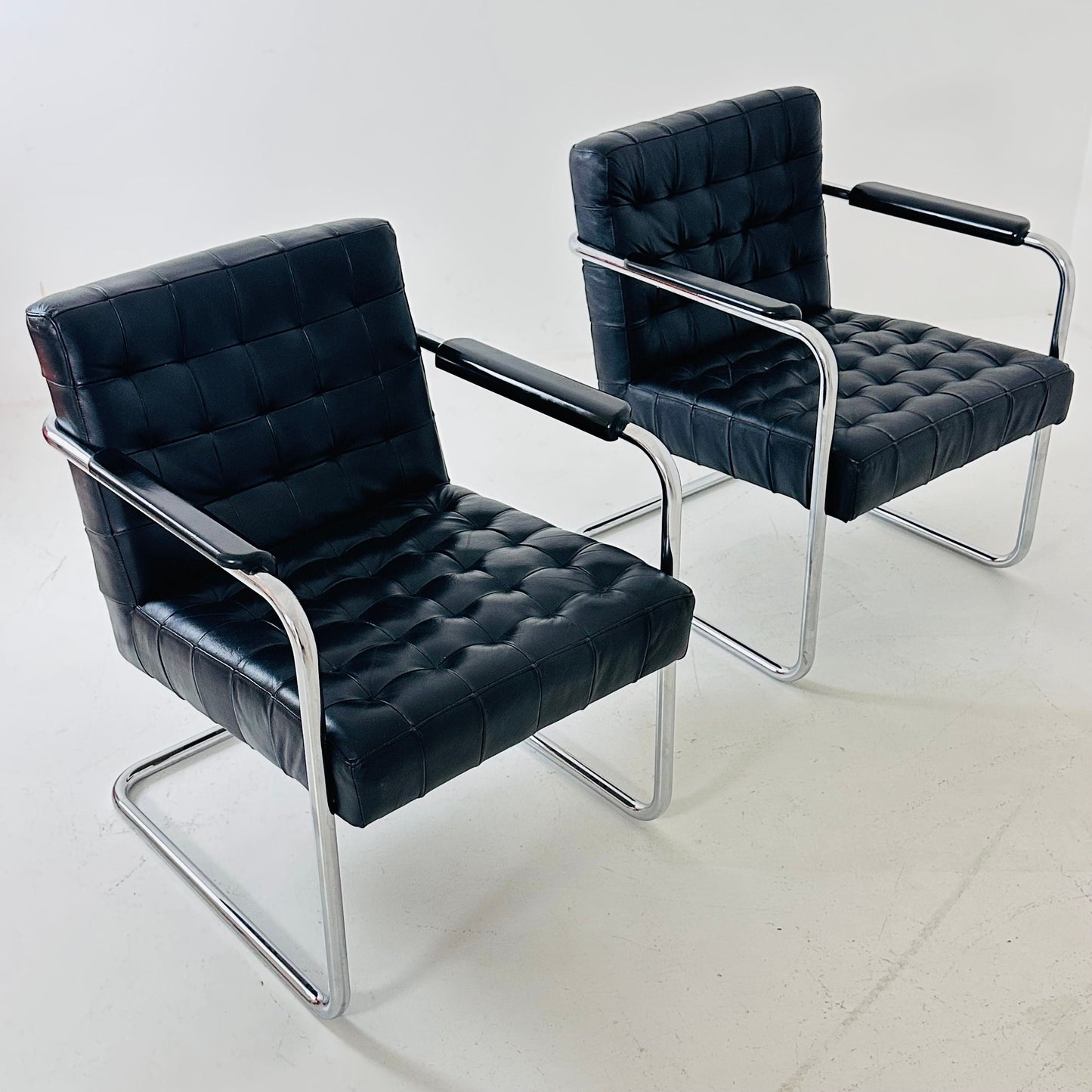 Set of tow Bauhaus black leather loung chairs 1980s