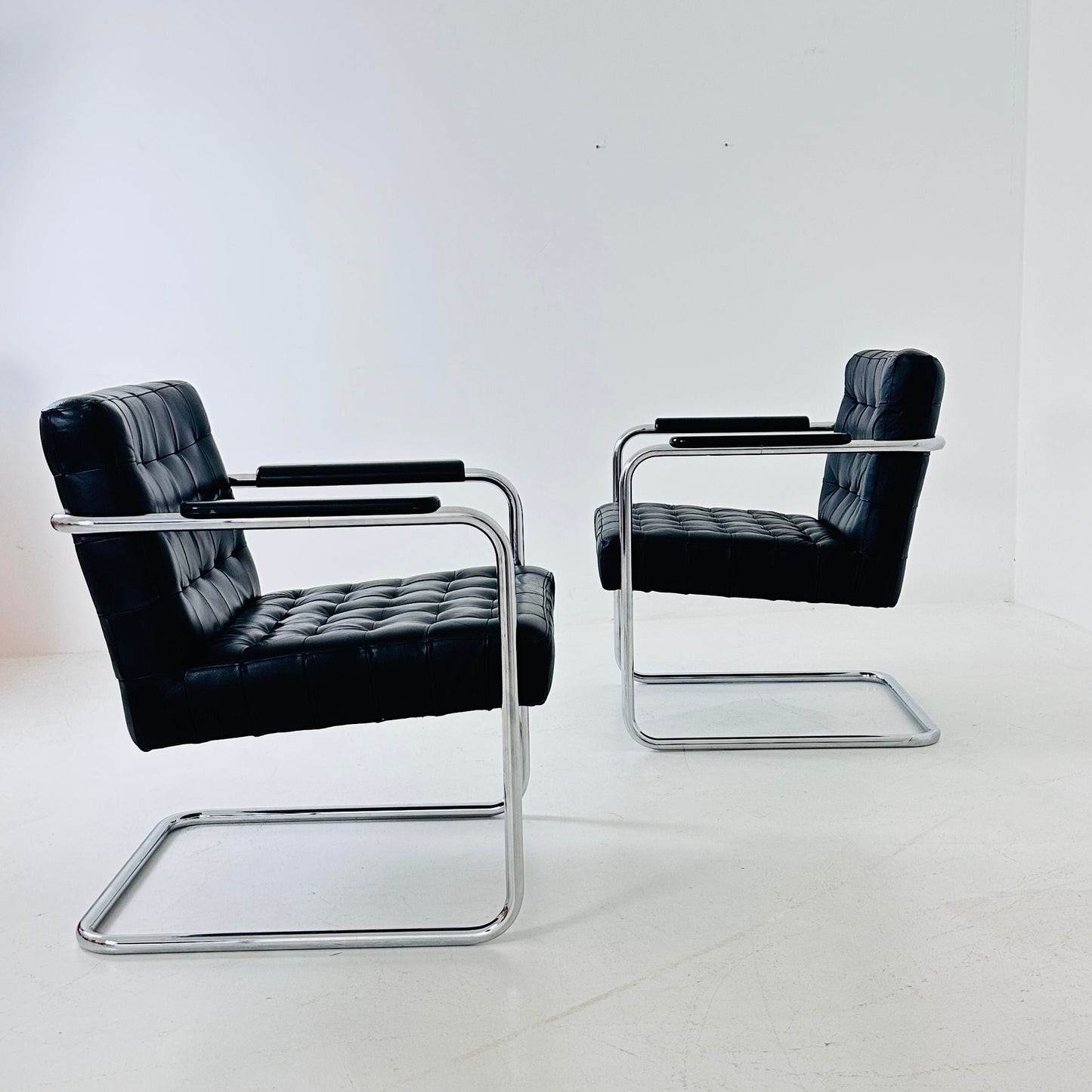 Set of tow Bauhaus black leather loung chairs 1980s