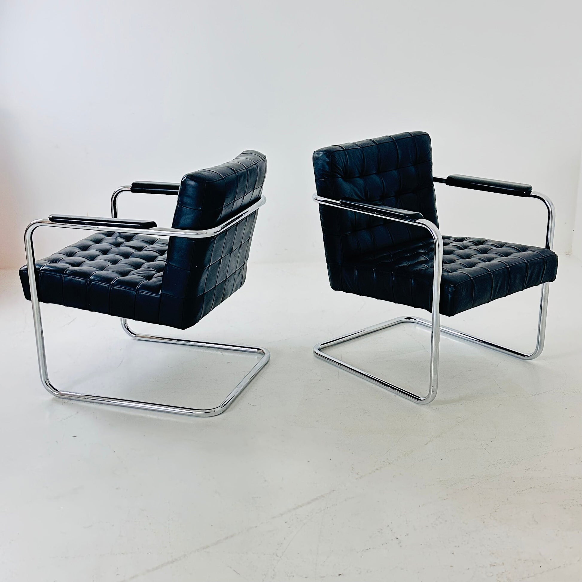 Set of tow Bauhaus black leather loung chairs 1980s