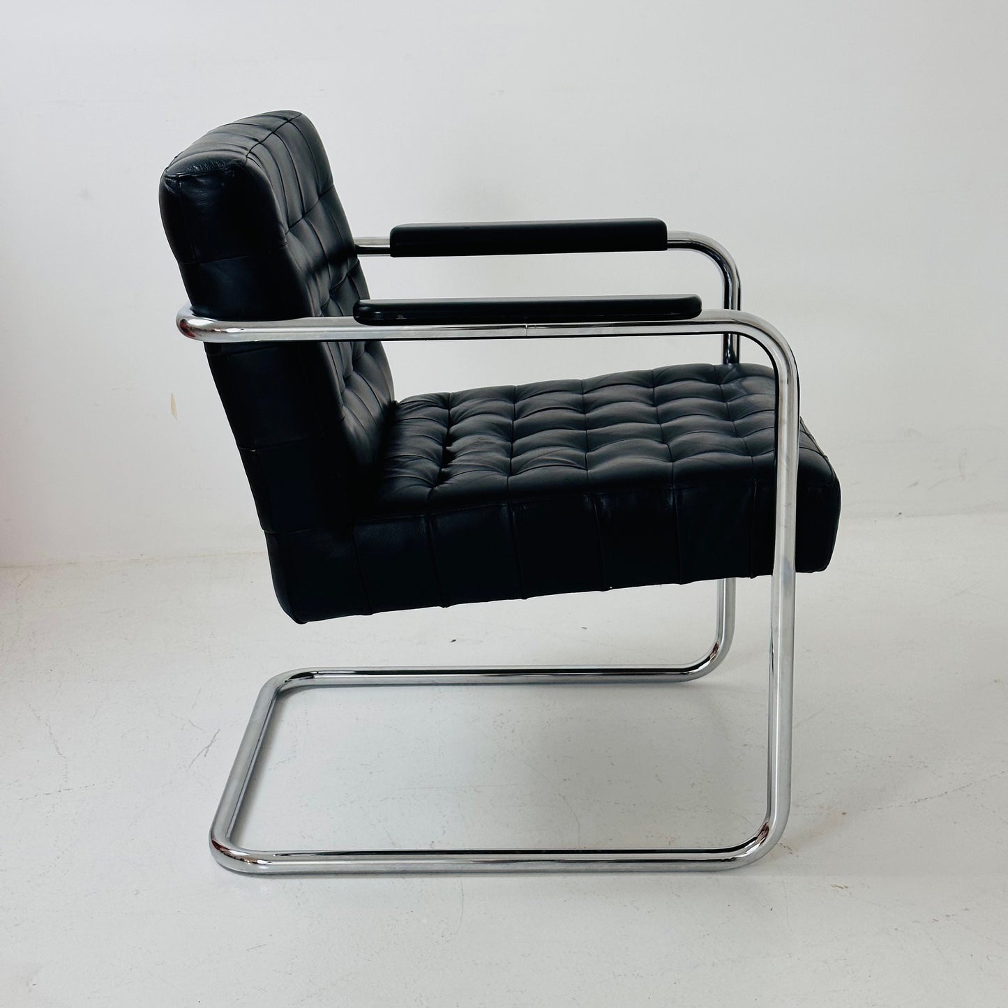 Set of tow Bauhaus black leather loung chairs 1980s