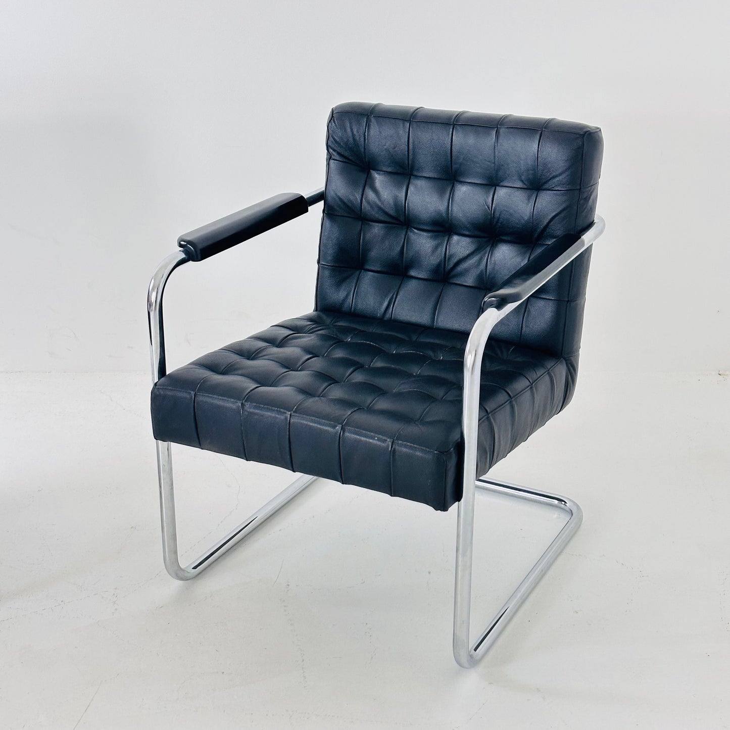 Set of tow Bauhaus black leather loung chairs 1980s