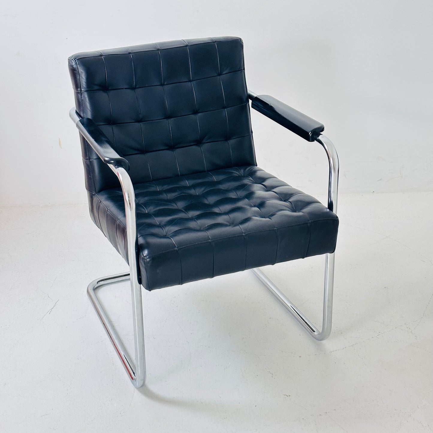 Set of tow Bauhaus black leather loung chairs 1980s