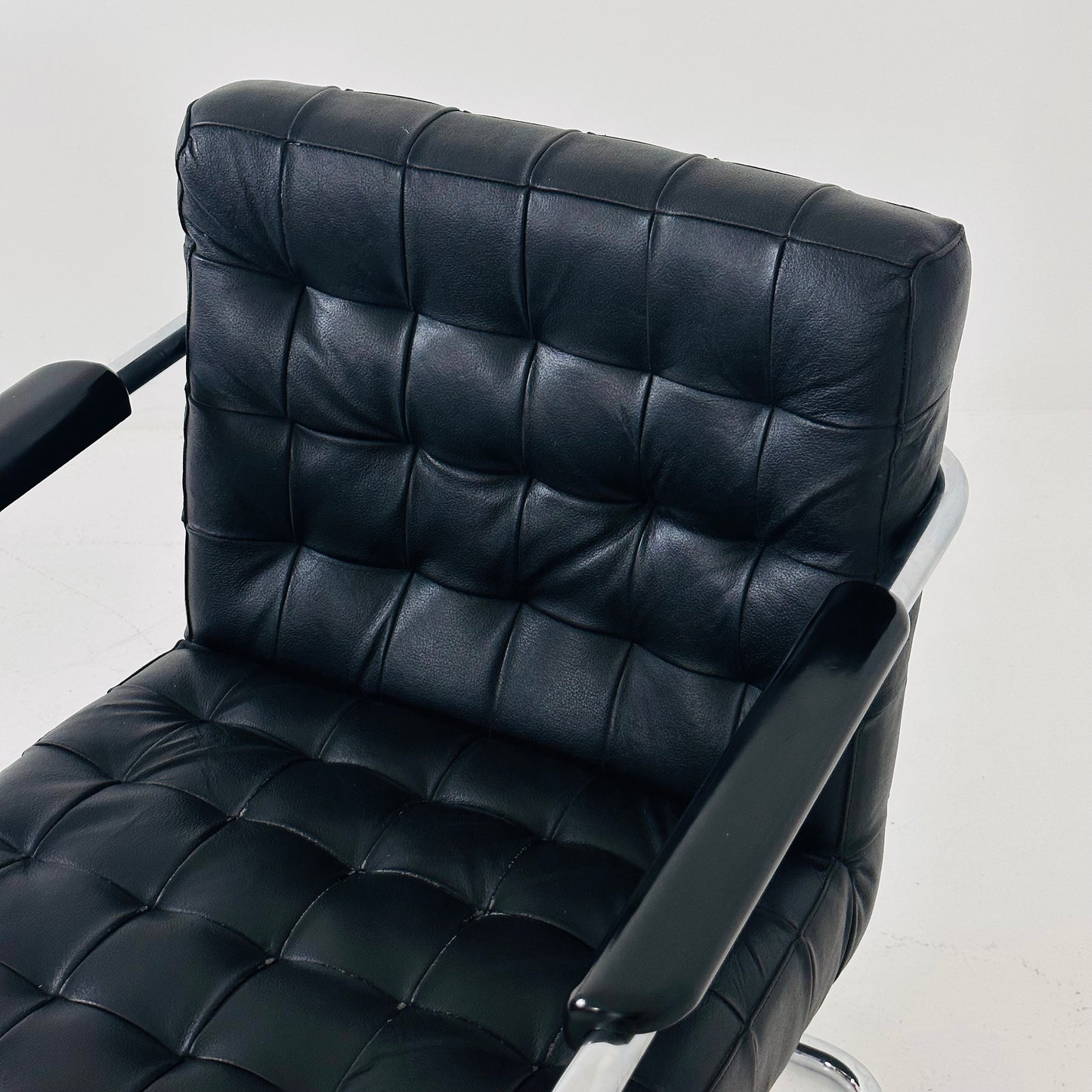 Set of tow Bauhaus black leather loung chairs 1980s