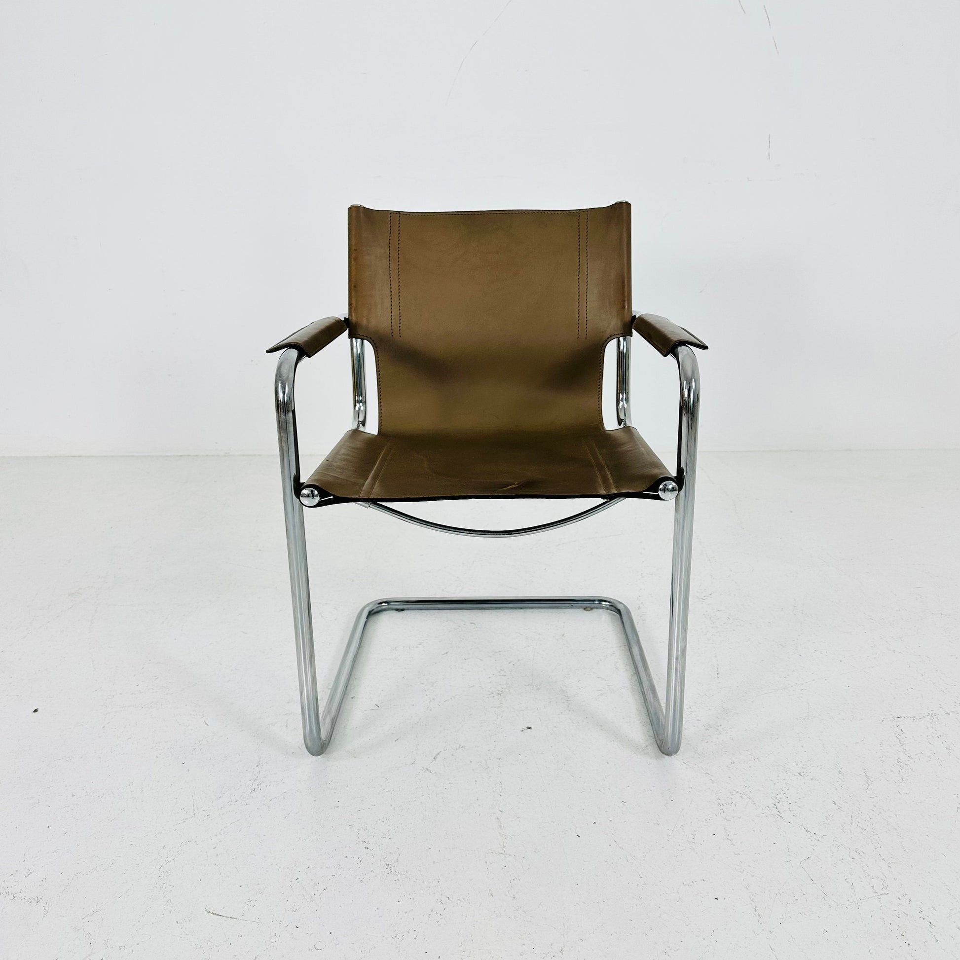 Matteo Grassi visitor leather chair in Cappuccino cream leather 1970s Italy