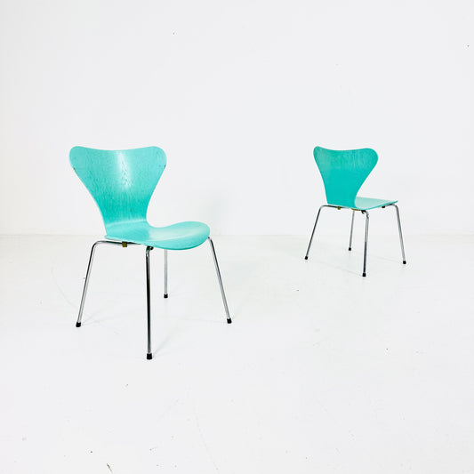 Set of 2 Baby Blue 3107 butterfly chais by Arne Jacobsen for Fritz Hansen, Denmark 1990s