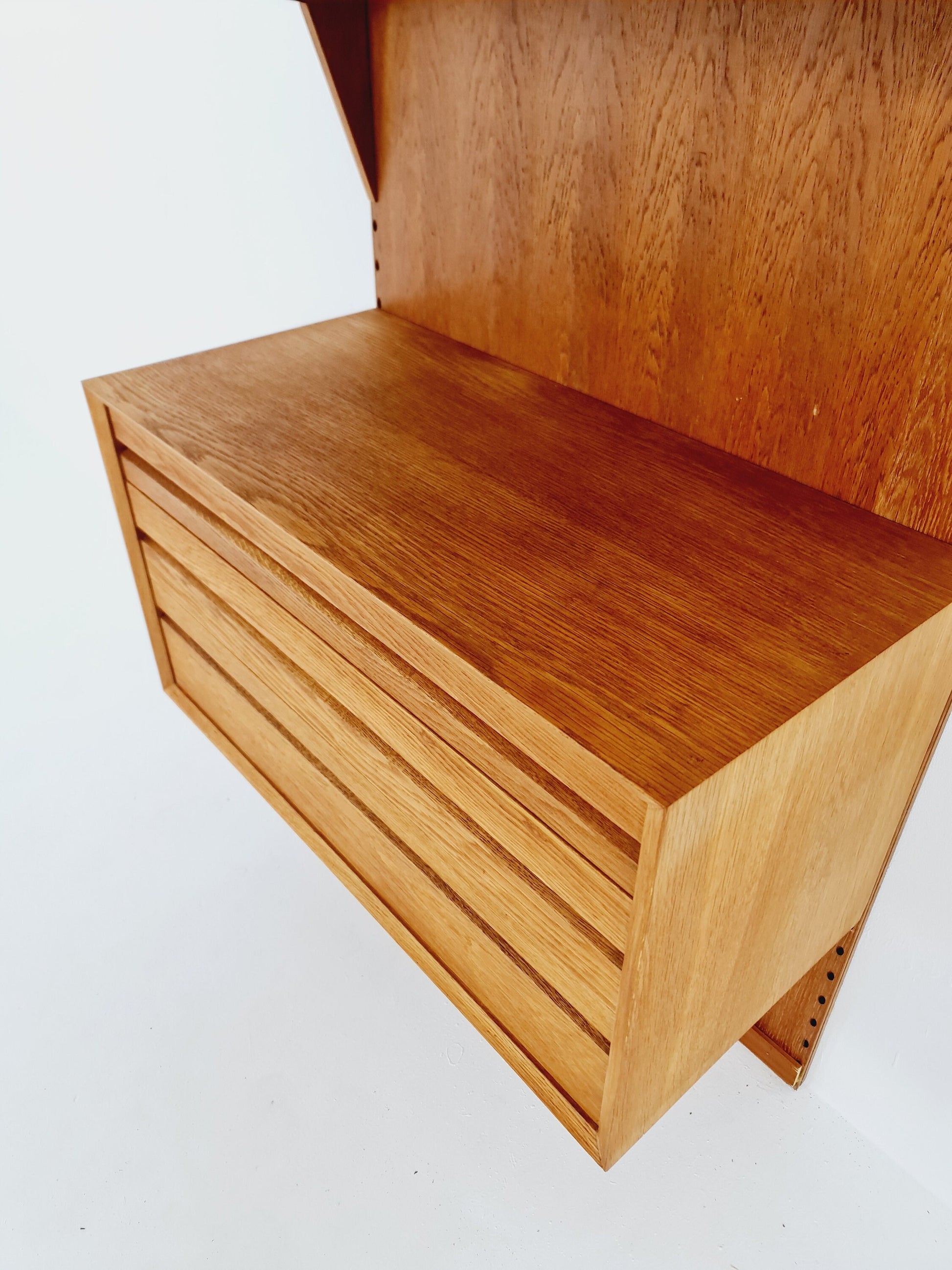 Midcentury Danish Oak Wall-Mounted Shelving Unit, by Poul Cadovius, 1960s