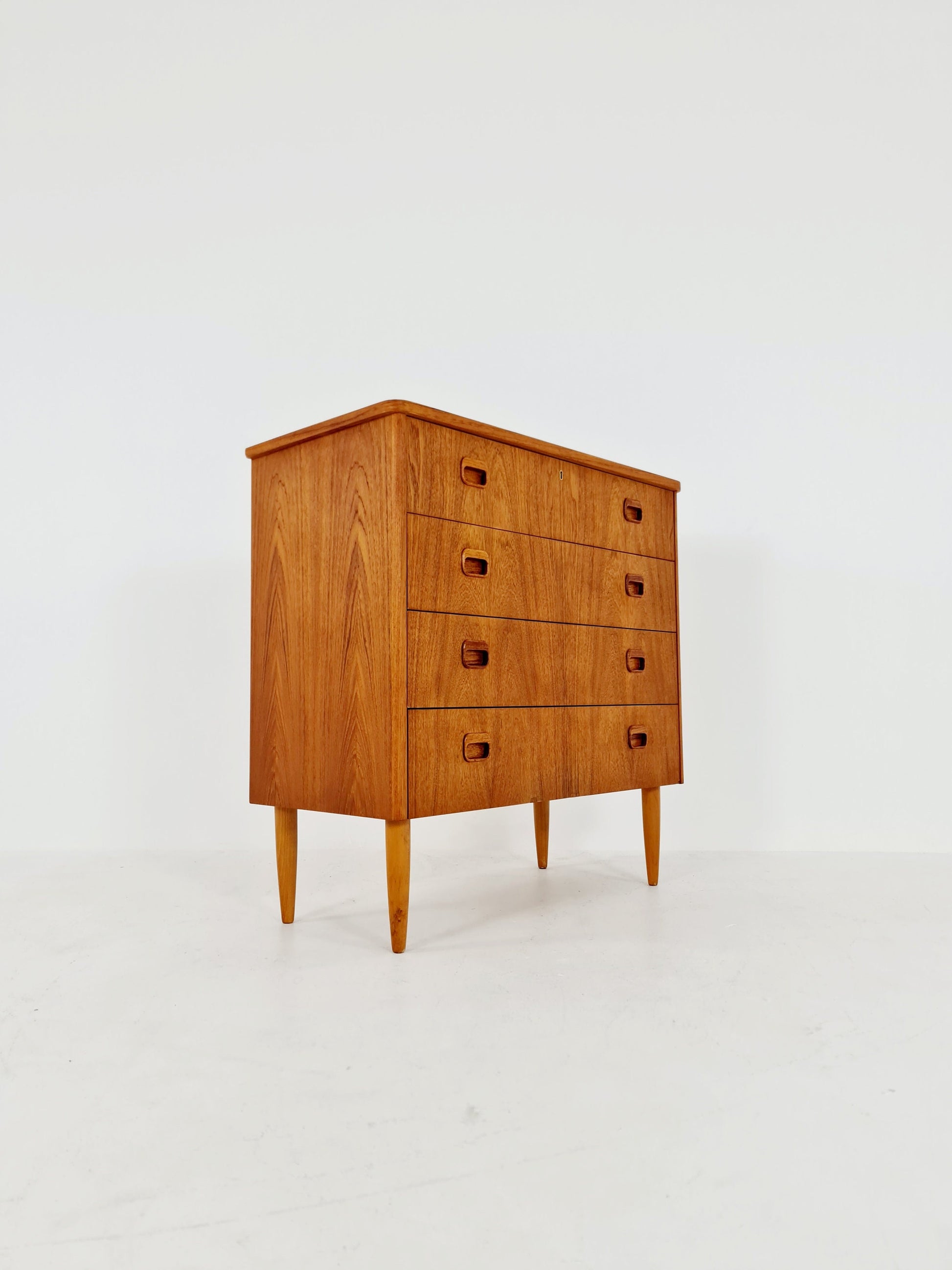 Midcentury danish design chest of drawers / drawer dresser /4 drawers cabinet, 1960s
