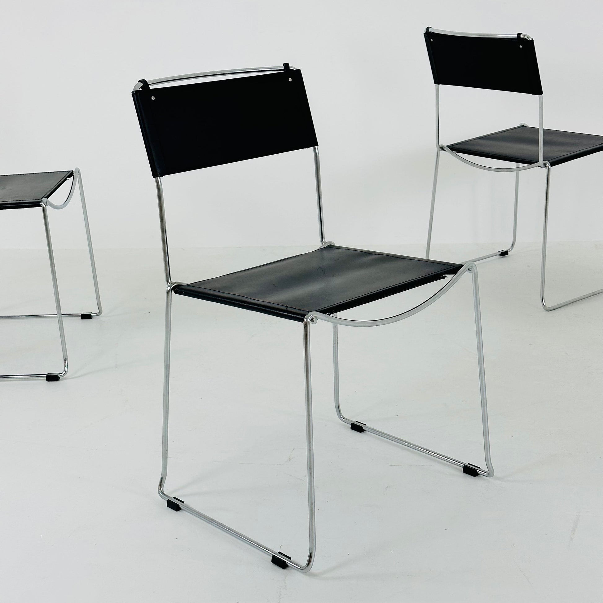 Set of 4 Italian Giandomenico Belotti chairs in black leather 1980s.