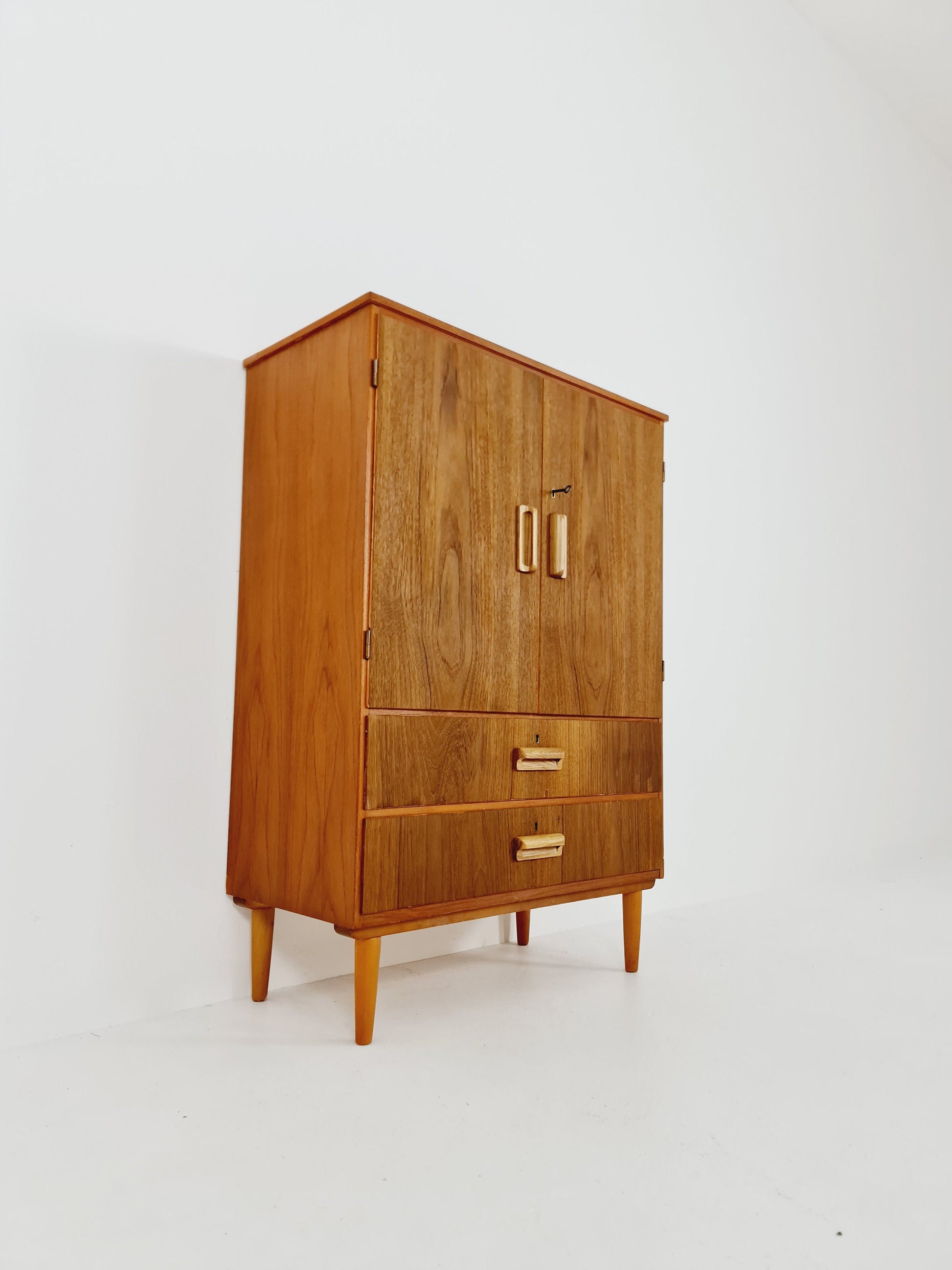 Midcentury Danish teak chest of drawers / drawer dresser / cabinet, 1960s