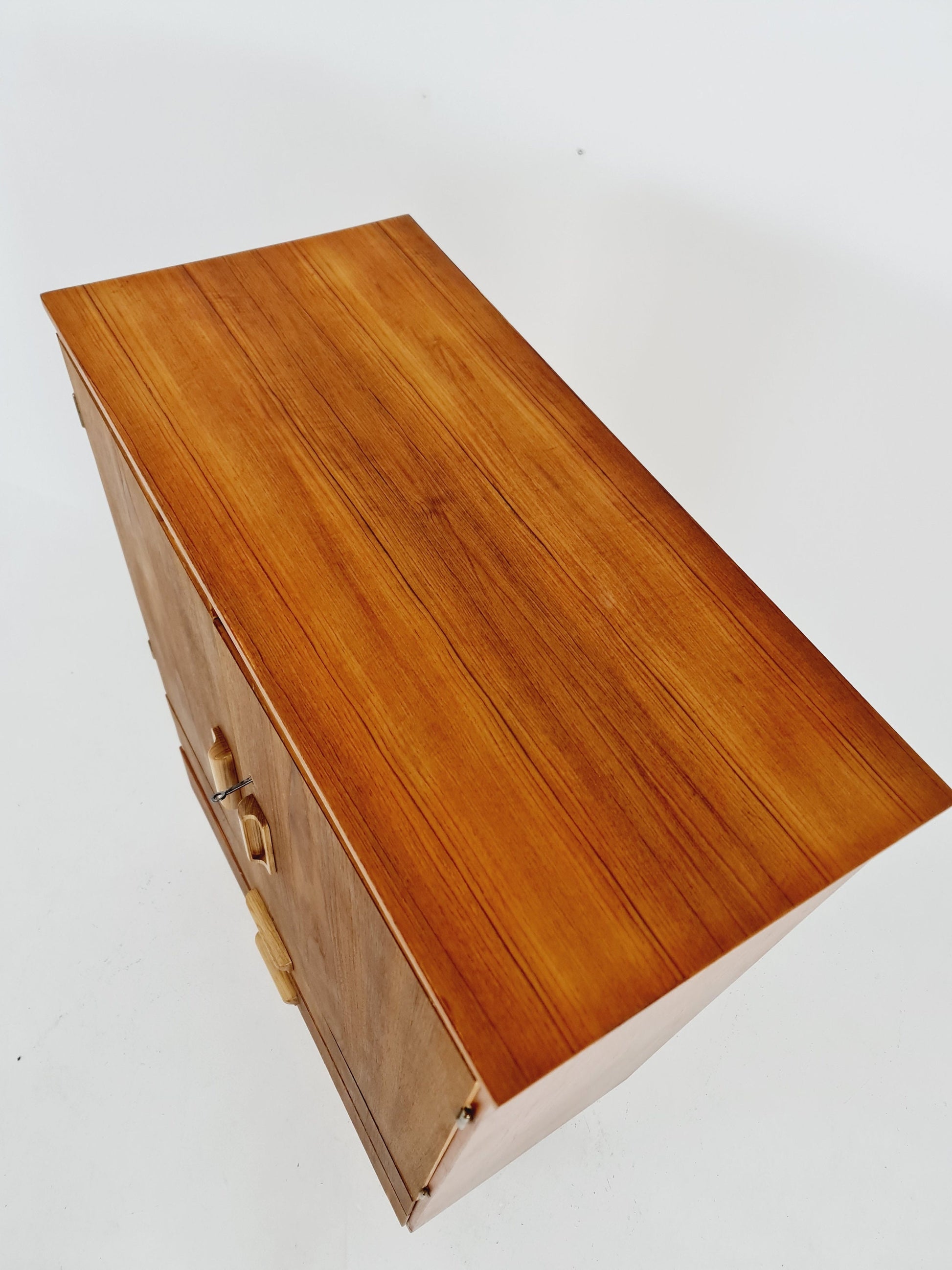 Midcentury Danish teak chest of drawers / drawer dresser / cabinet, 1960s