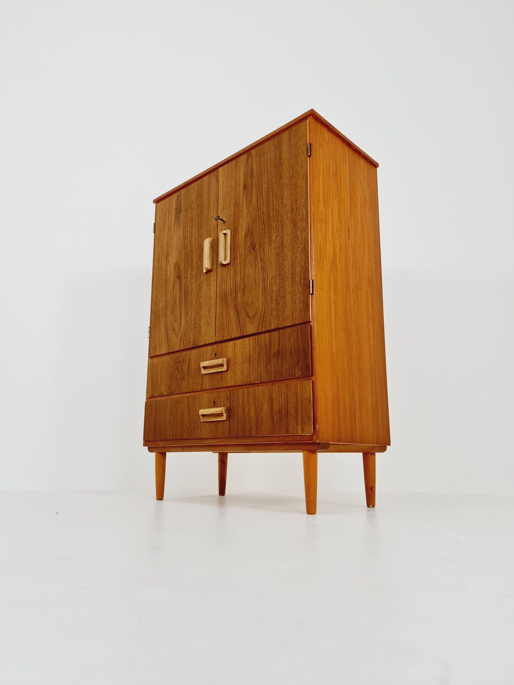 Midcentury Danish teak chest of drawers / drawer dresser / cabinet, 1960s