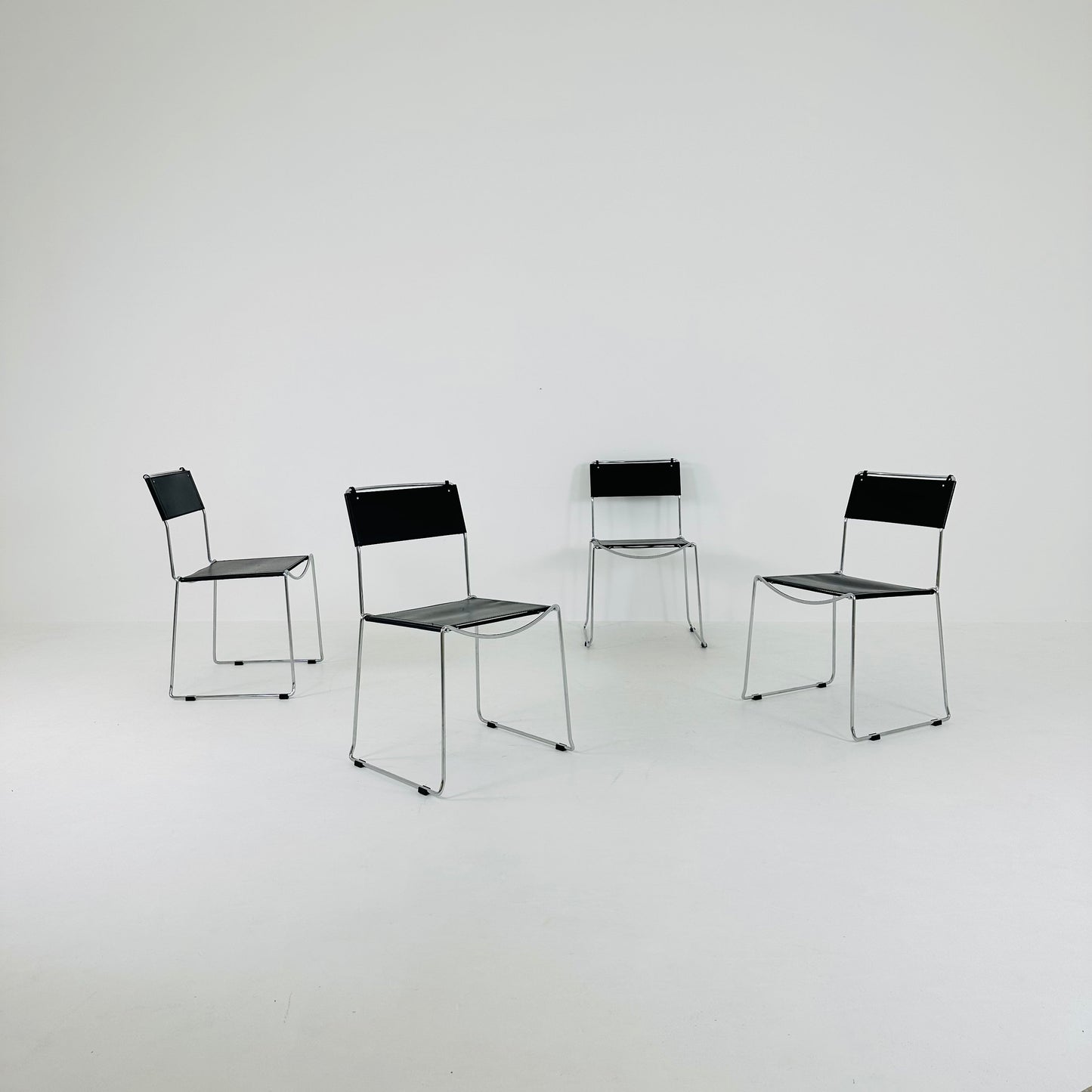 Set of 4 Italian Giandomenico Belotti chairs in black leather 1980s.