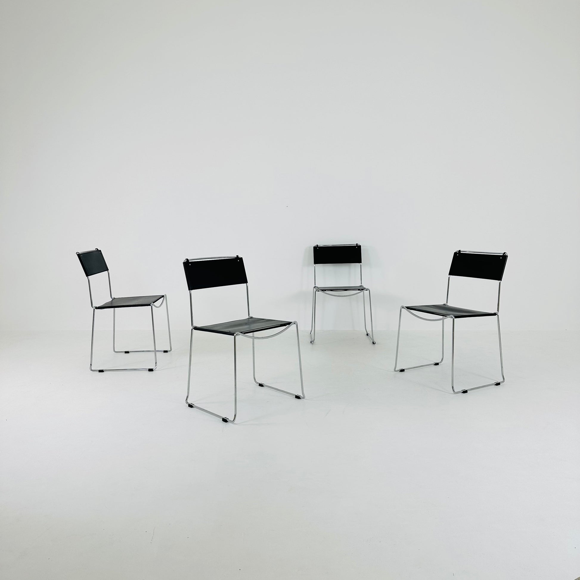 Set of 4 Italian Giandomenico Belotti chairs in black leather 1980s.