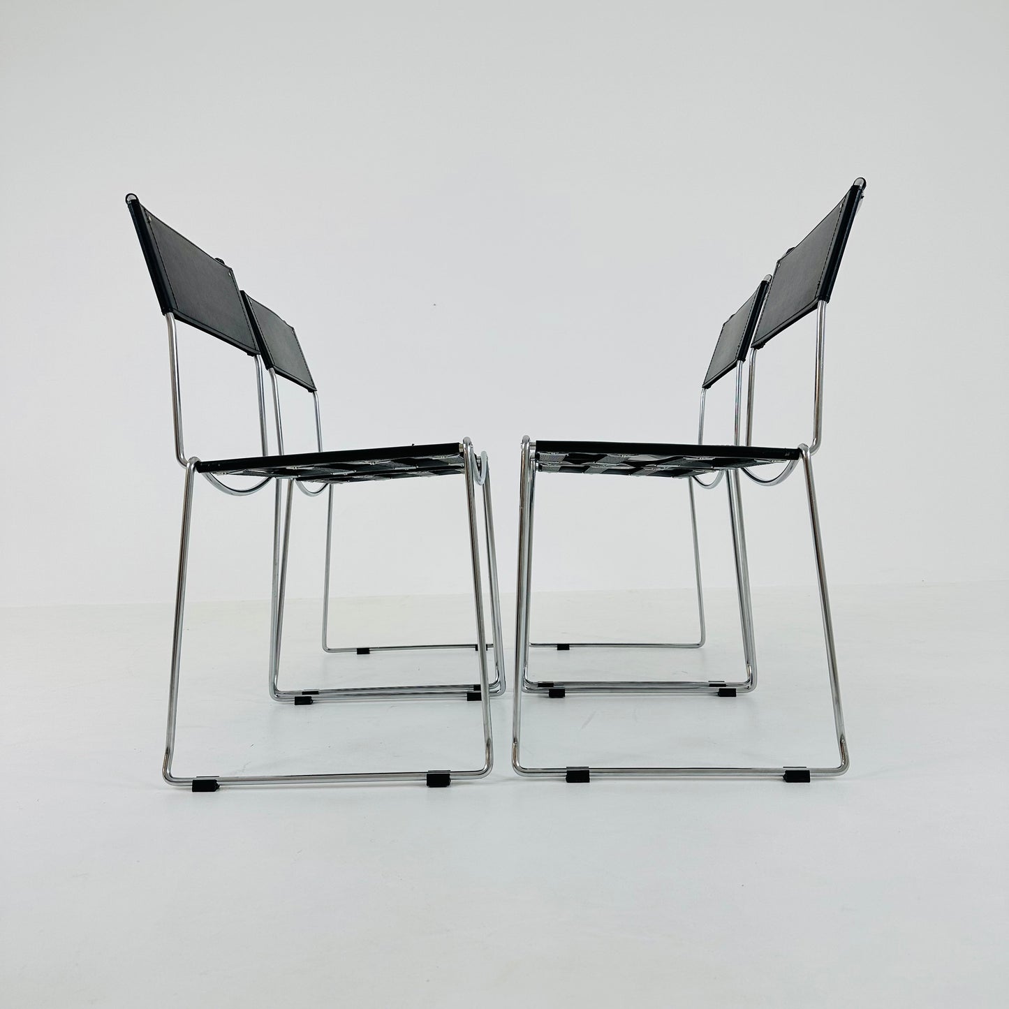 Set of 4 Italian Giandomenico Belotti chairs in black leather 1980s.