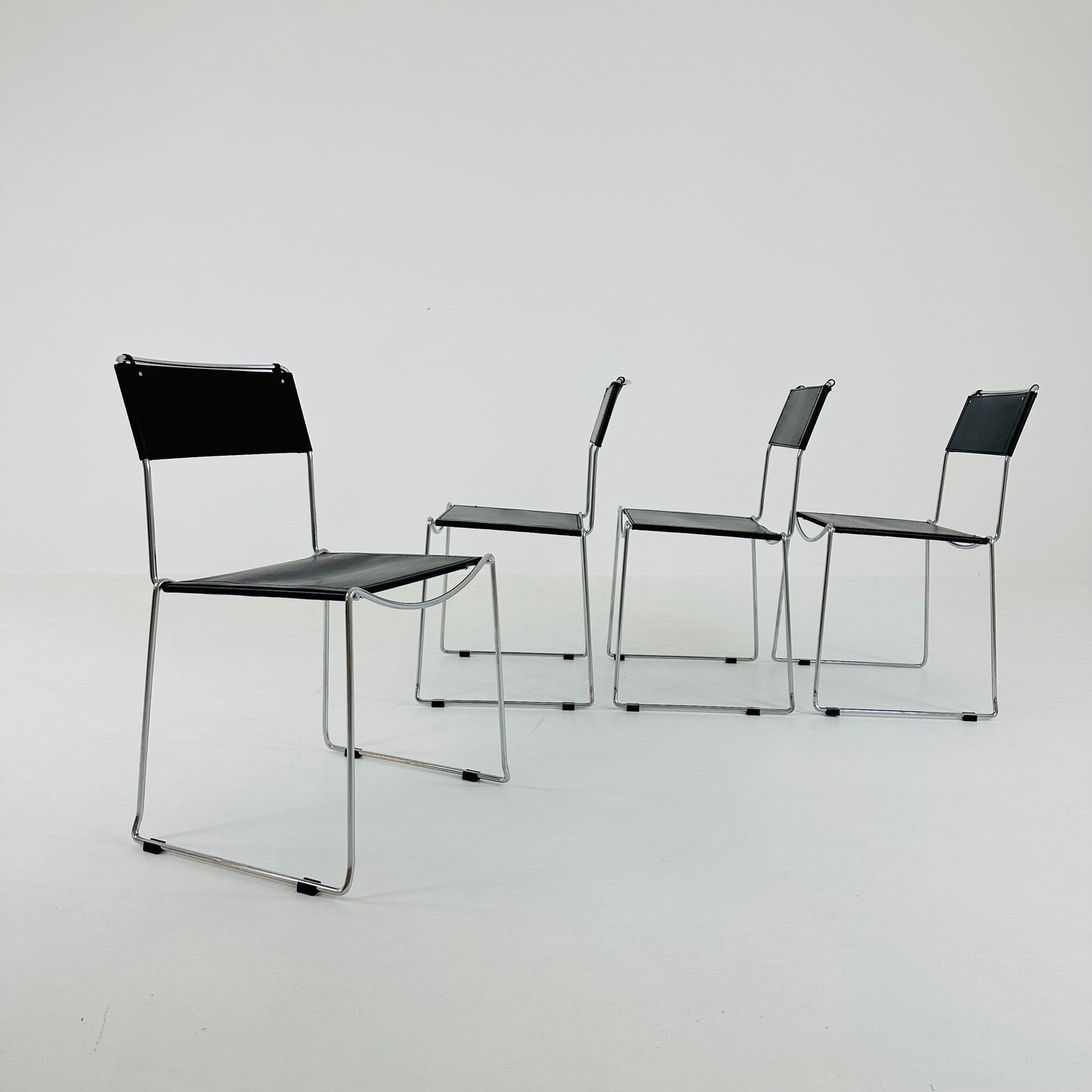 Set of 4 Italian Giandomenico Belotti chairs in black leather 1980s.