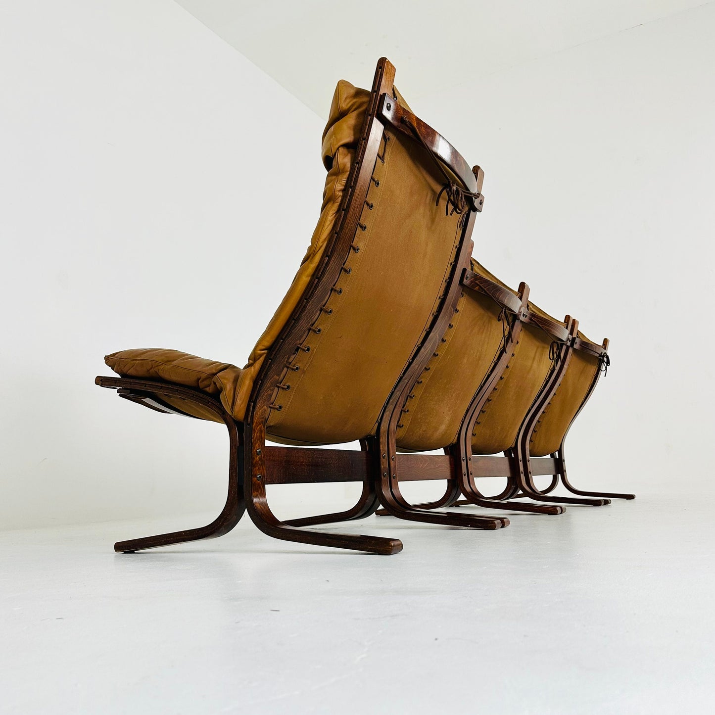 Set of Mid-Century Norwegian Siesta lounge chairs and coffee table by Ingmar Relling for Westnofa 1960s