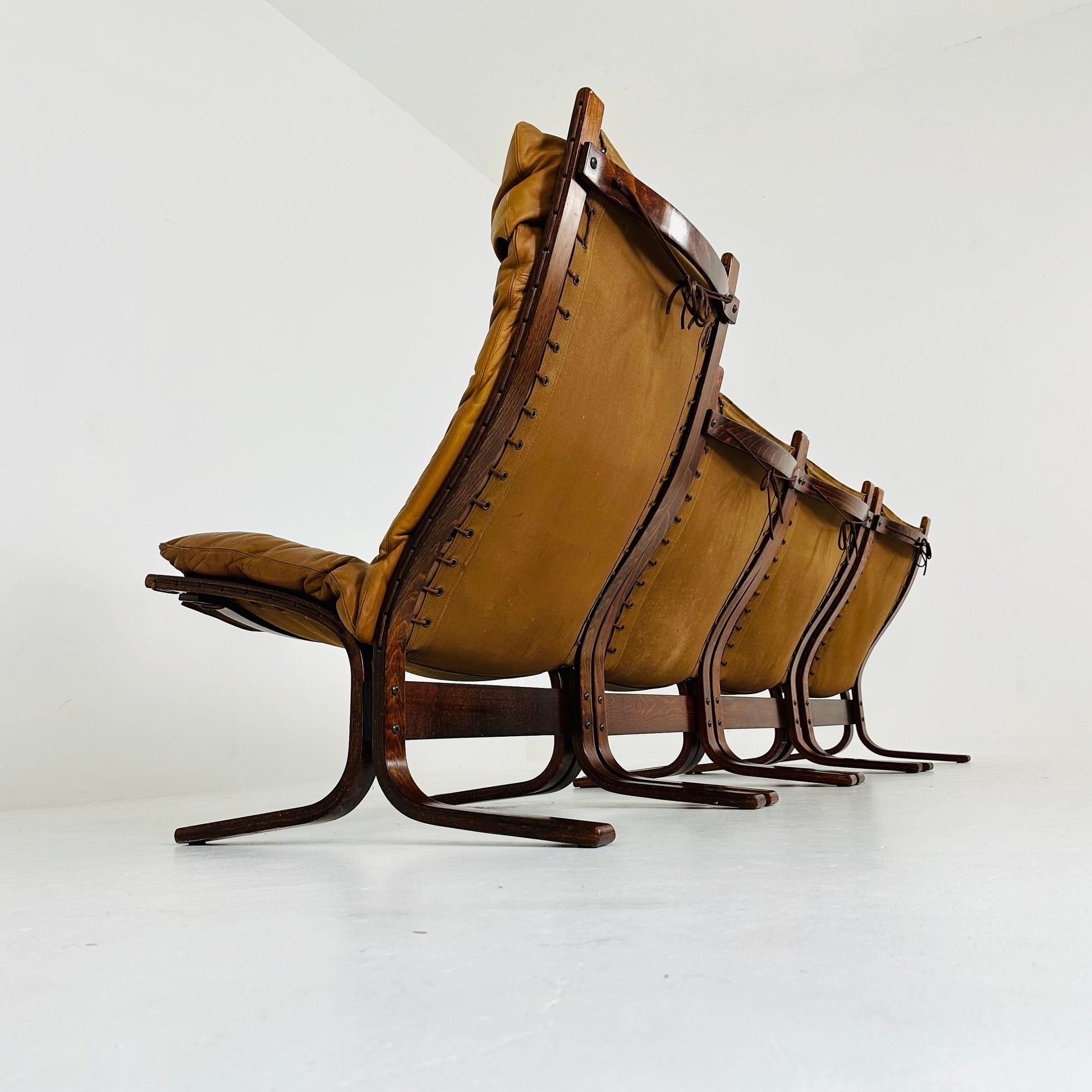 Set of Mid-Century Norwegian Siesta lounge chairs and coffee table by Ingmar Relling for Westnofa 1960s