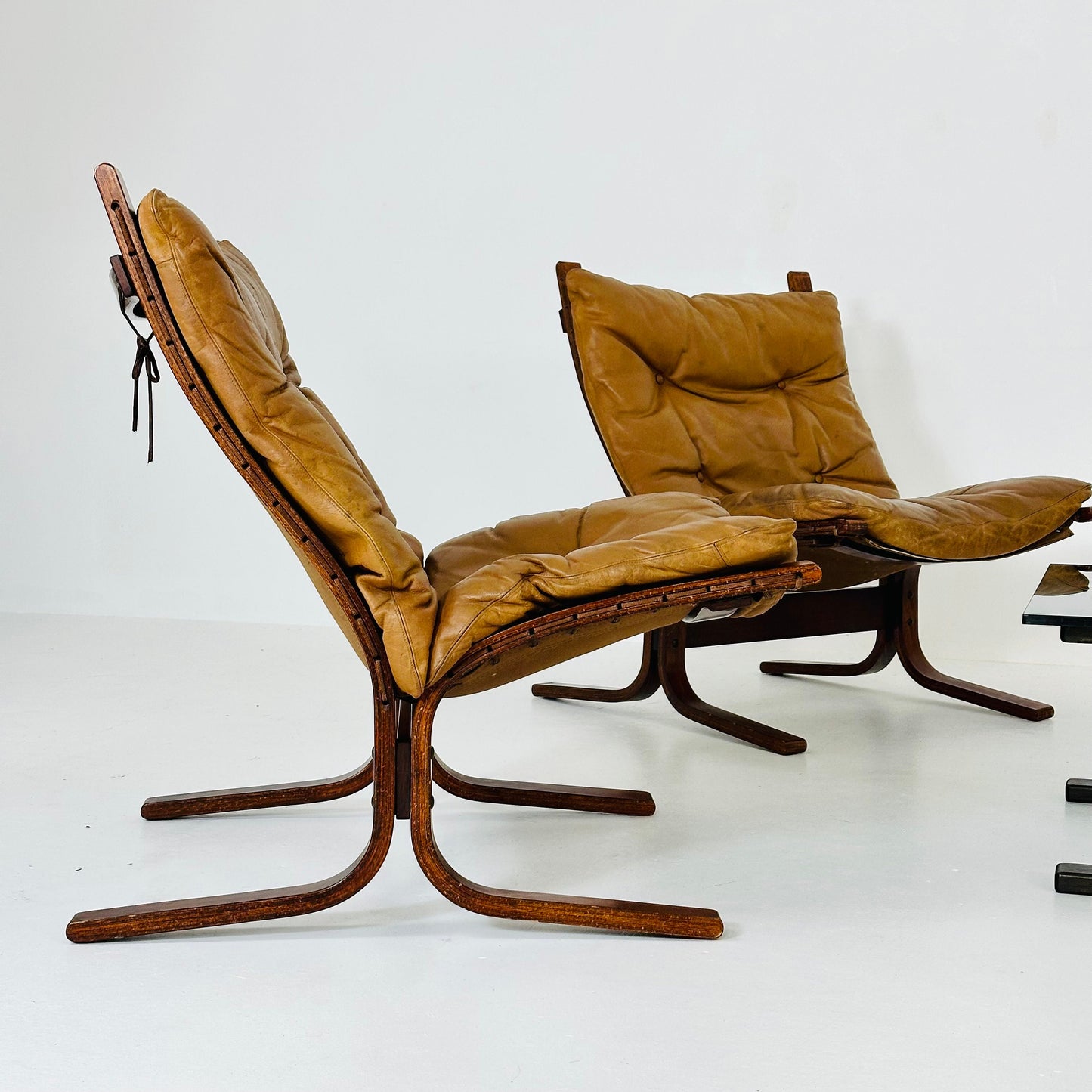 Set of Mid-Century Norwegian Siesta lounge chairs and coffee table by Ingmar Relling for Westnofa 1960s