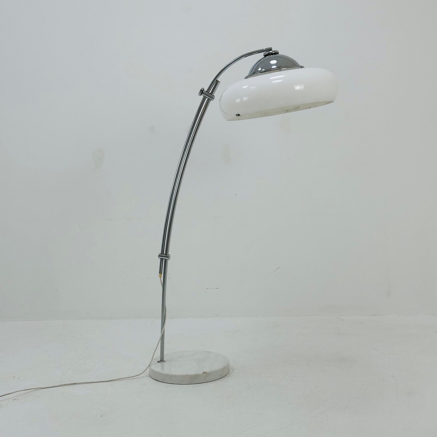 Spaceage Reggiani bow floor lamp with marble base by Euro design 1980s