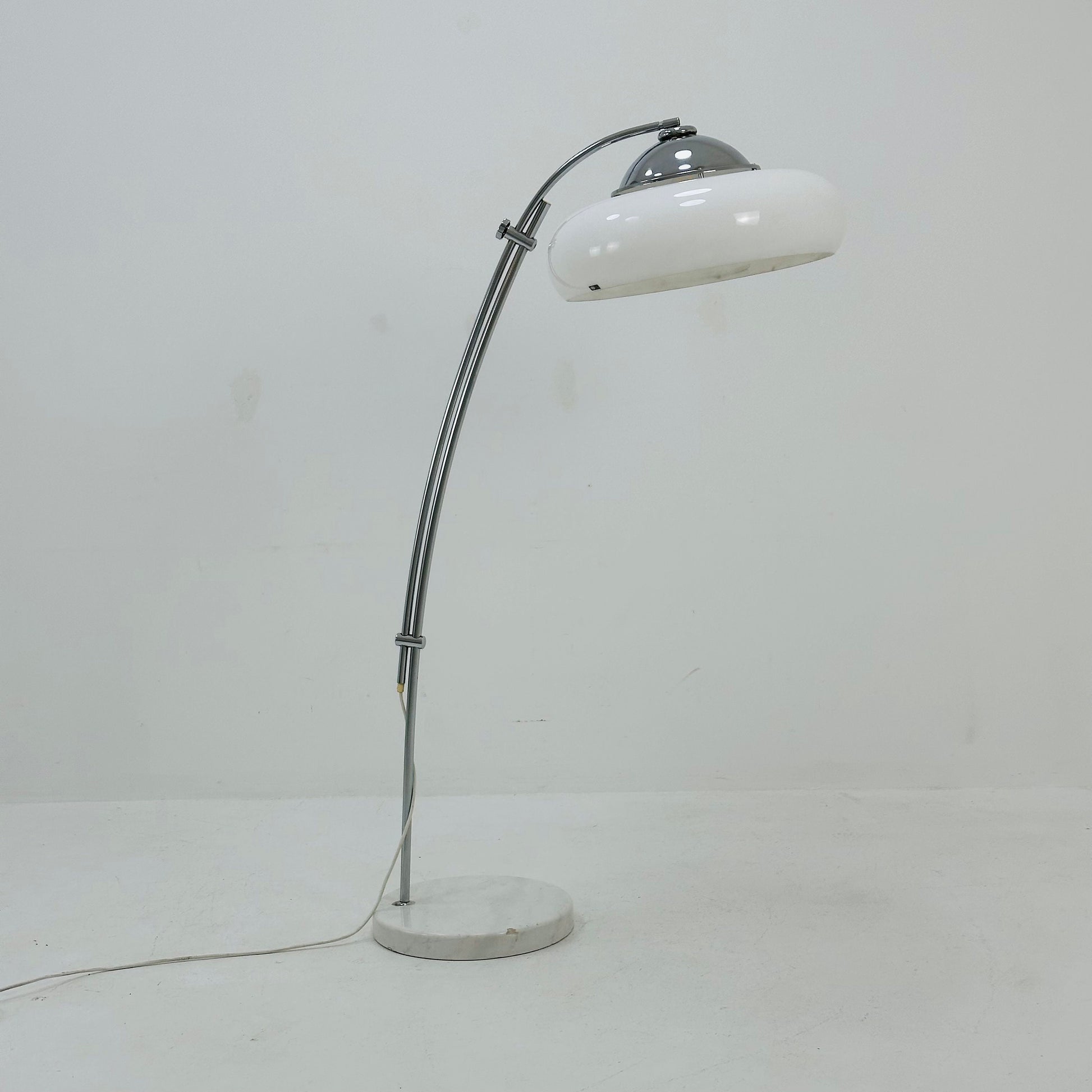 Spaceage Reggiani bow floor lamp with marble base by Euro design 1980s