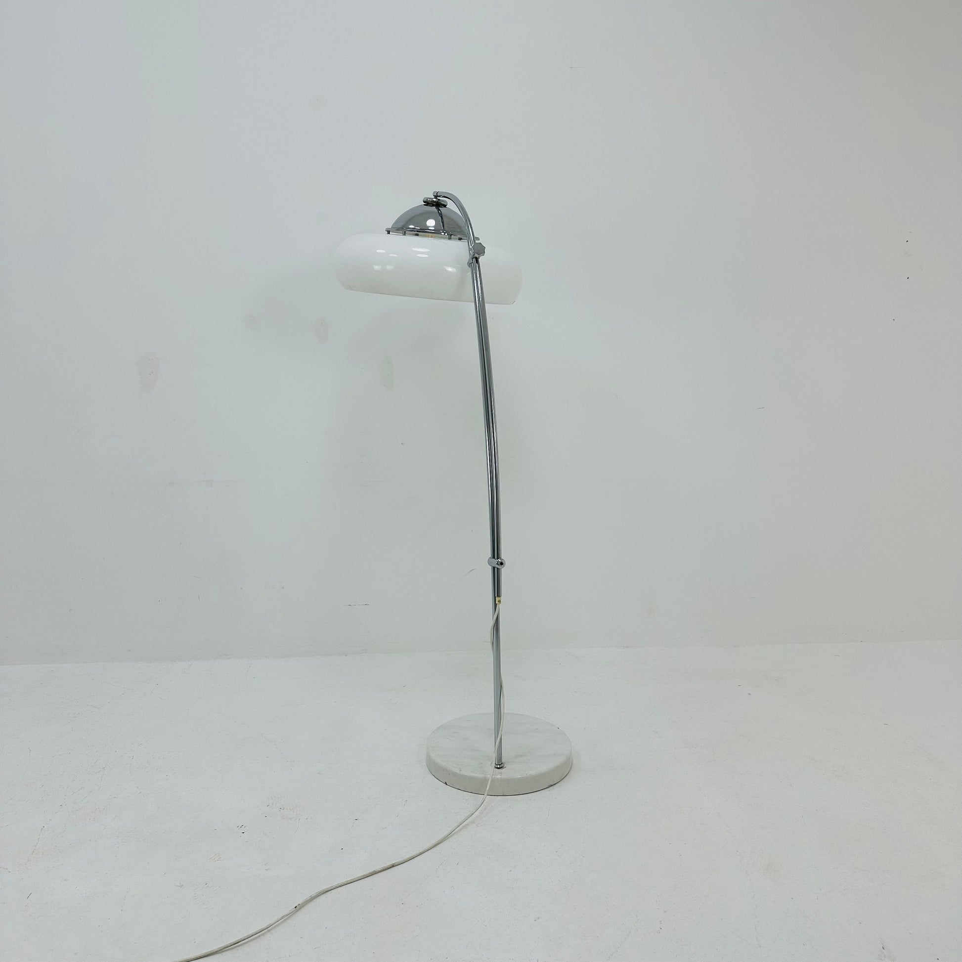 Spaceage Reggiani bow floor lamp with marble base by Euro design 1980s