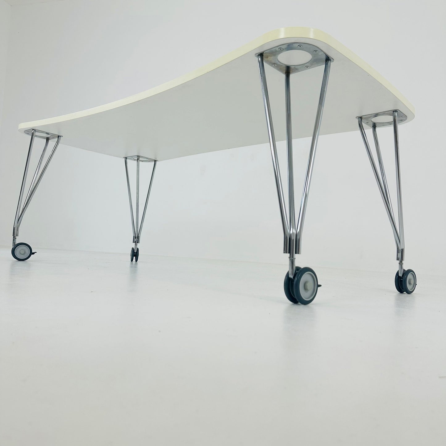 Max white desk designer by Ferruccio Laviani for Kartell Italy 1990s