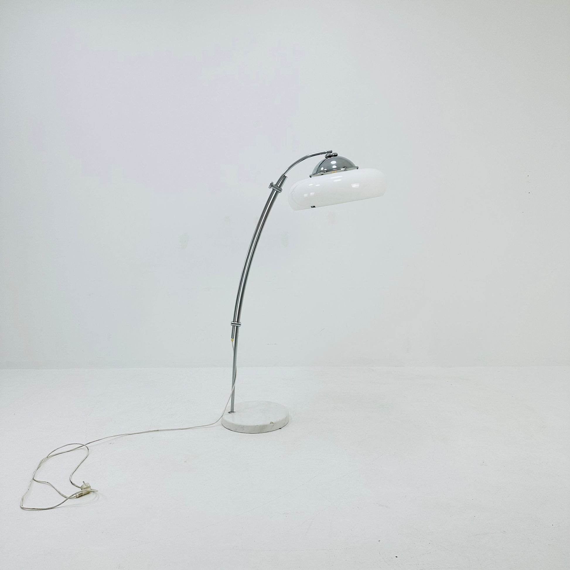 Spaceage Reggiani bow floor lamp with marble base by Euro design 1980s