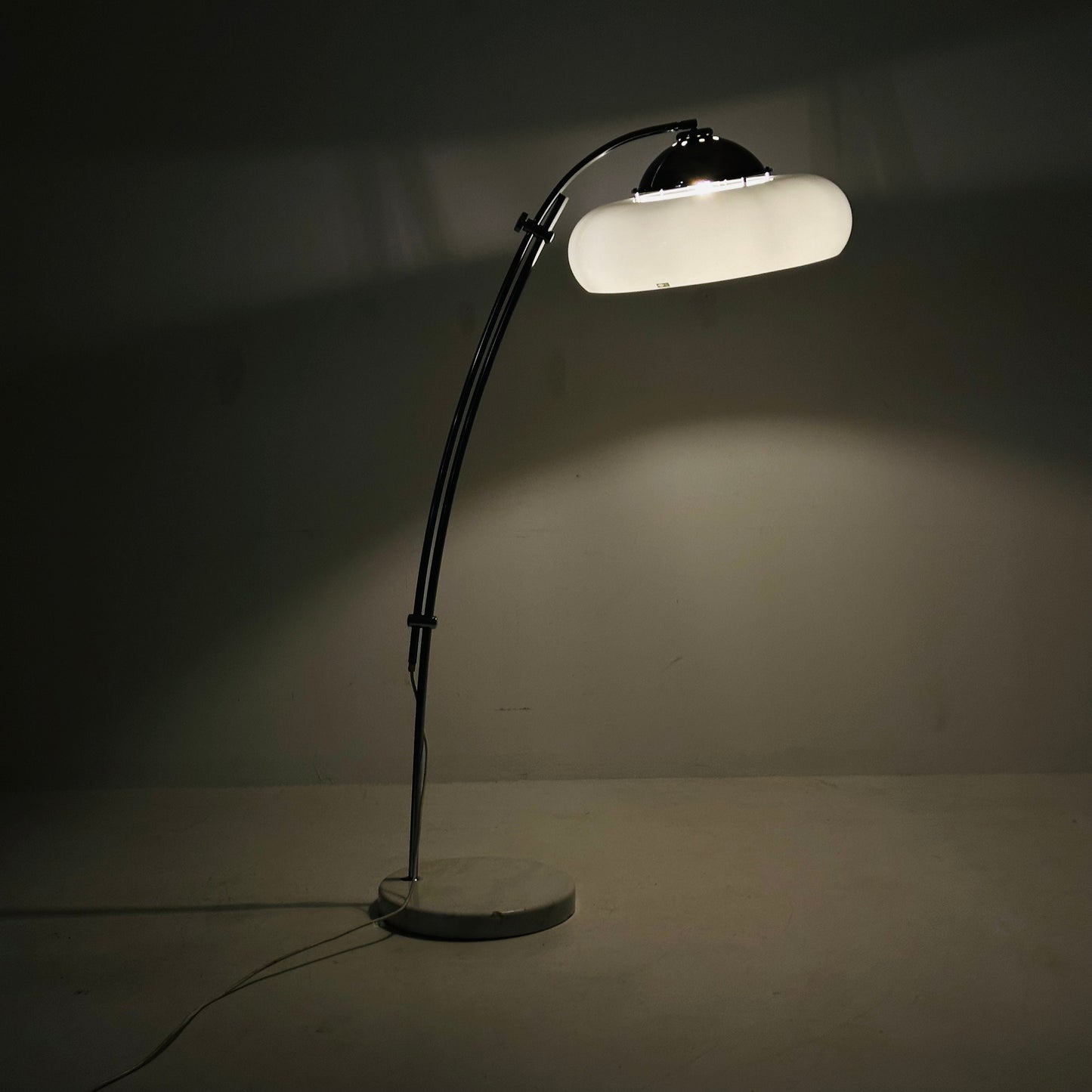 Spaceage Reggiani bow floor lamp with marble base by Euro design 1980s