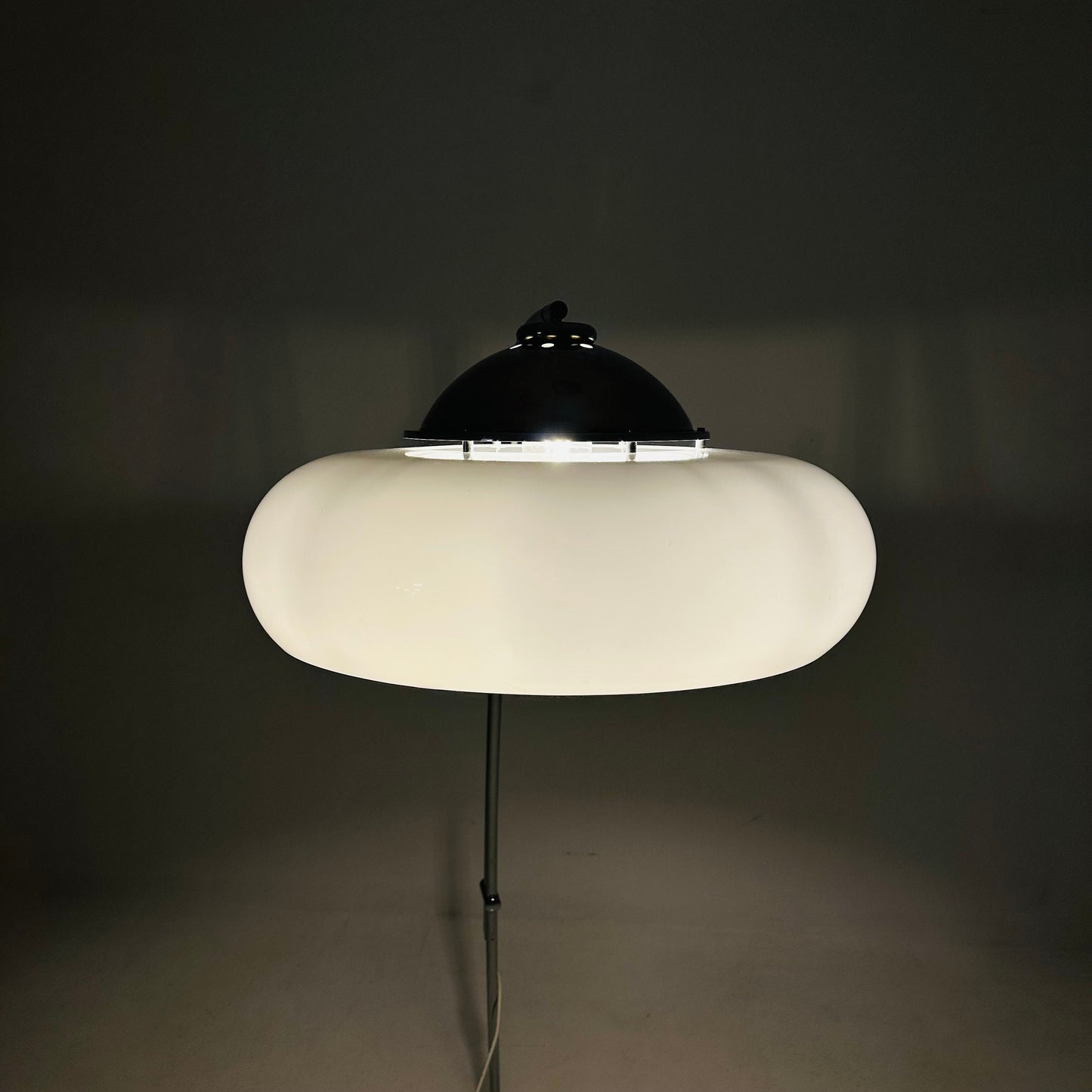 Spaceage Reggiani bow floor lamp with marble base by Euro design 1980s