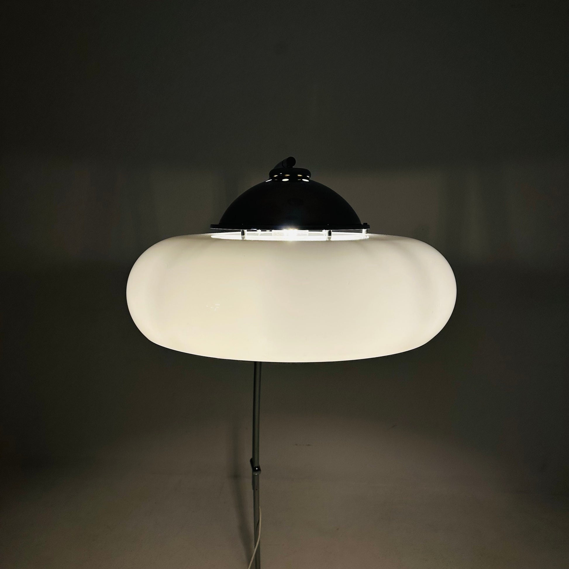 Spaceage Reggiani bow floor lamp with marble base by Euro design 1980s