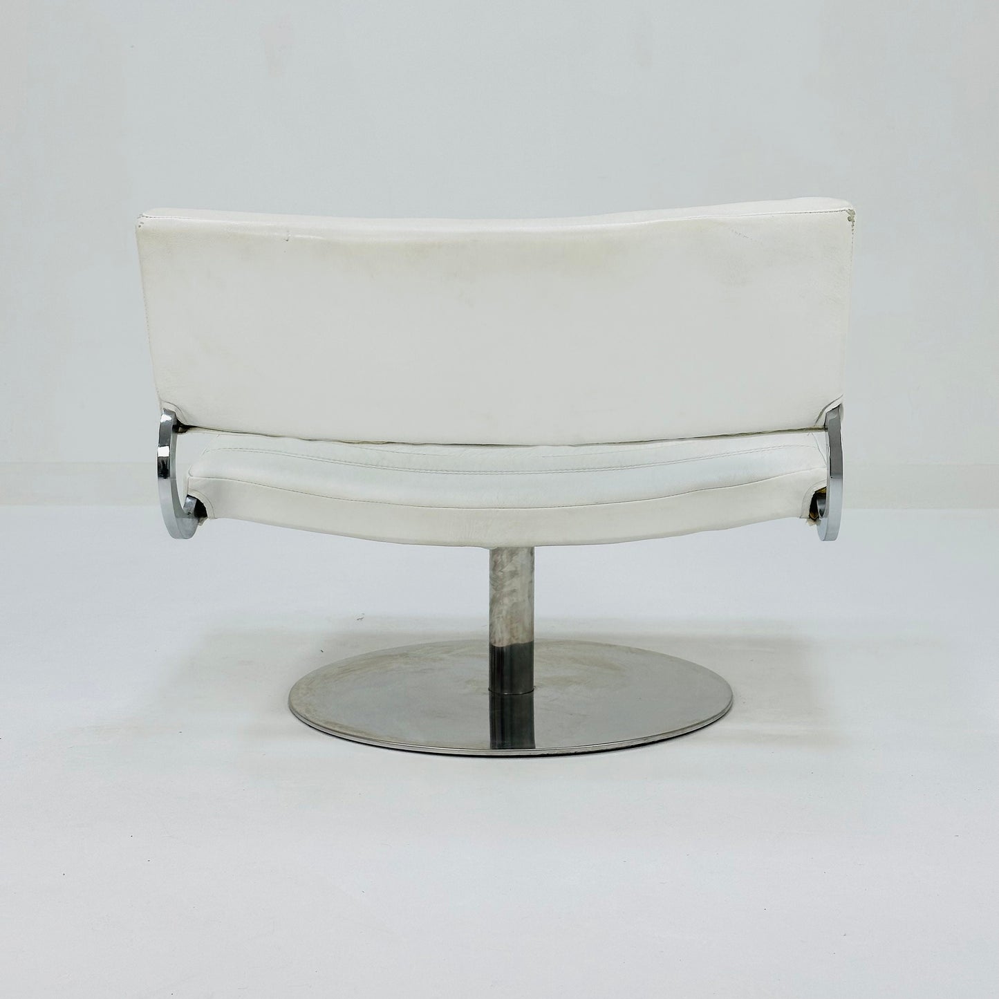 Mid century Modern swivel lounge chair 1970s