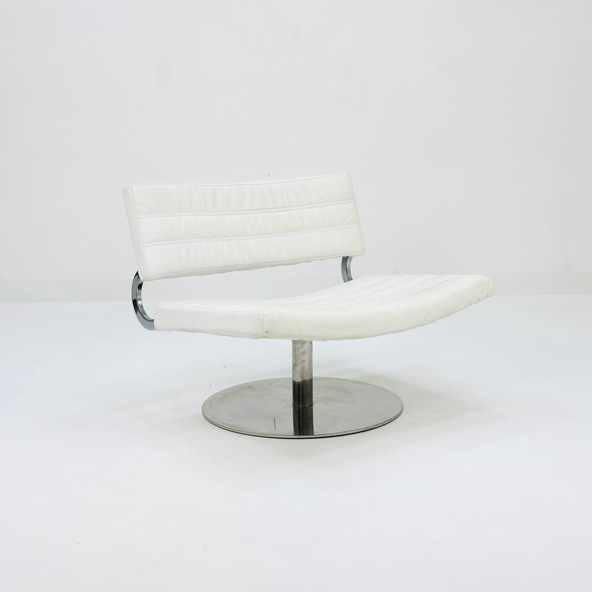 Mid century Modern swivel lounge chair 1970s