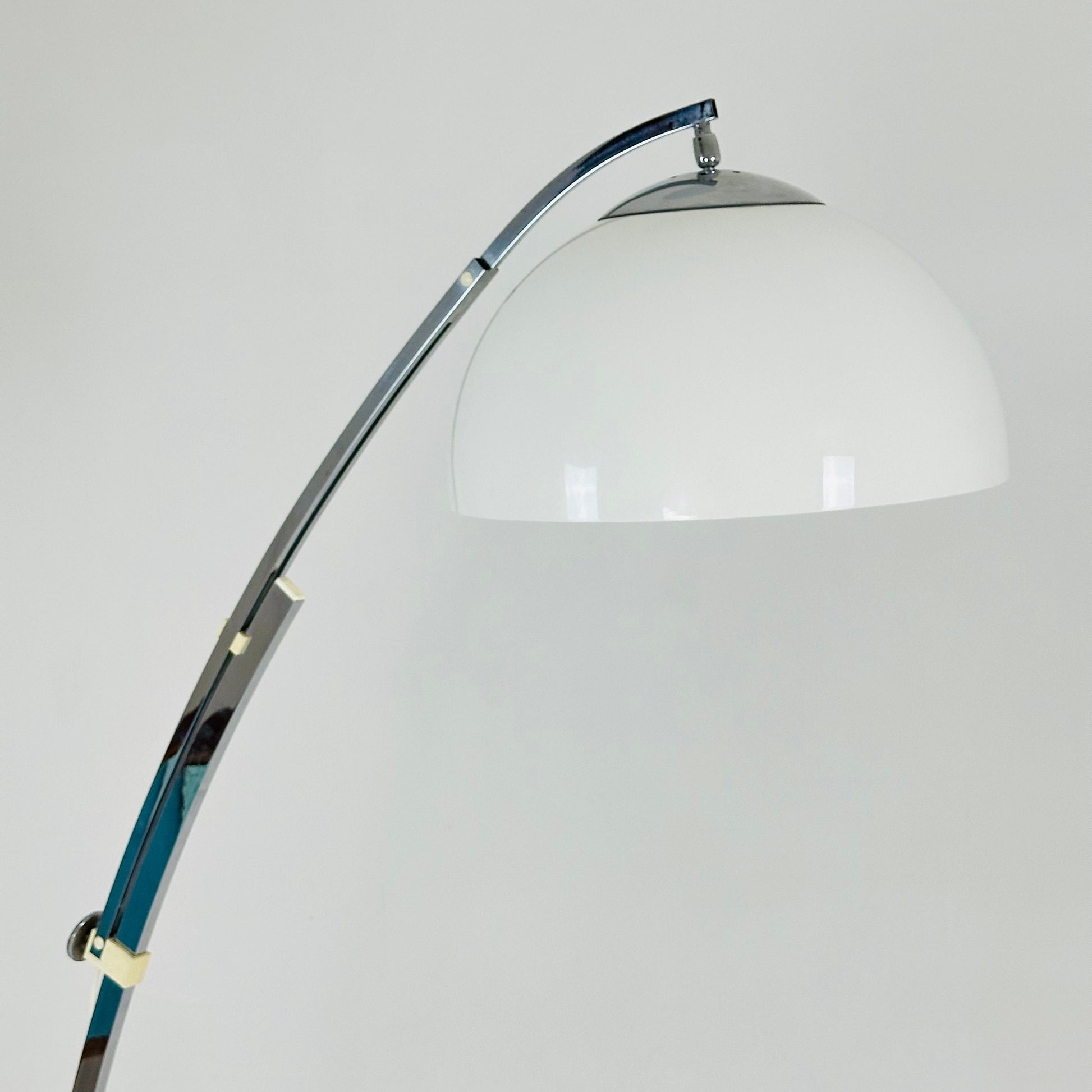 Mid Century adjustable white and chrome floor lamp by Goffredo Reggiani Itsly 1970s