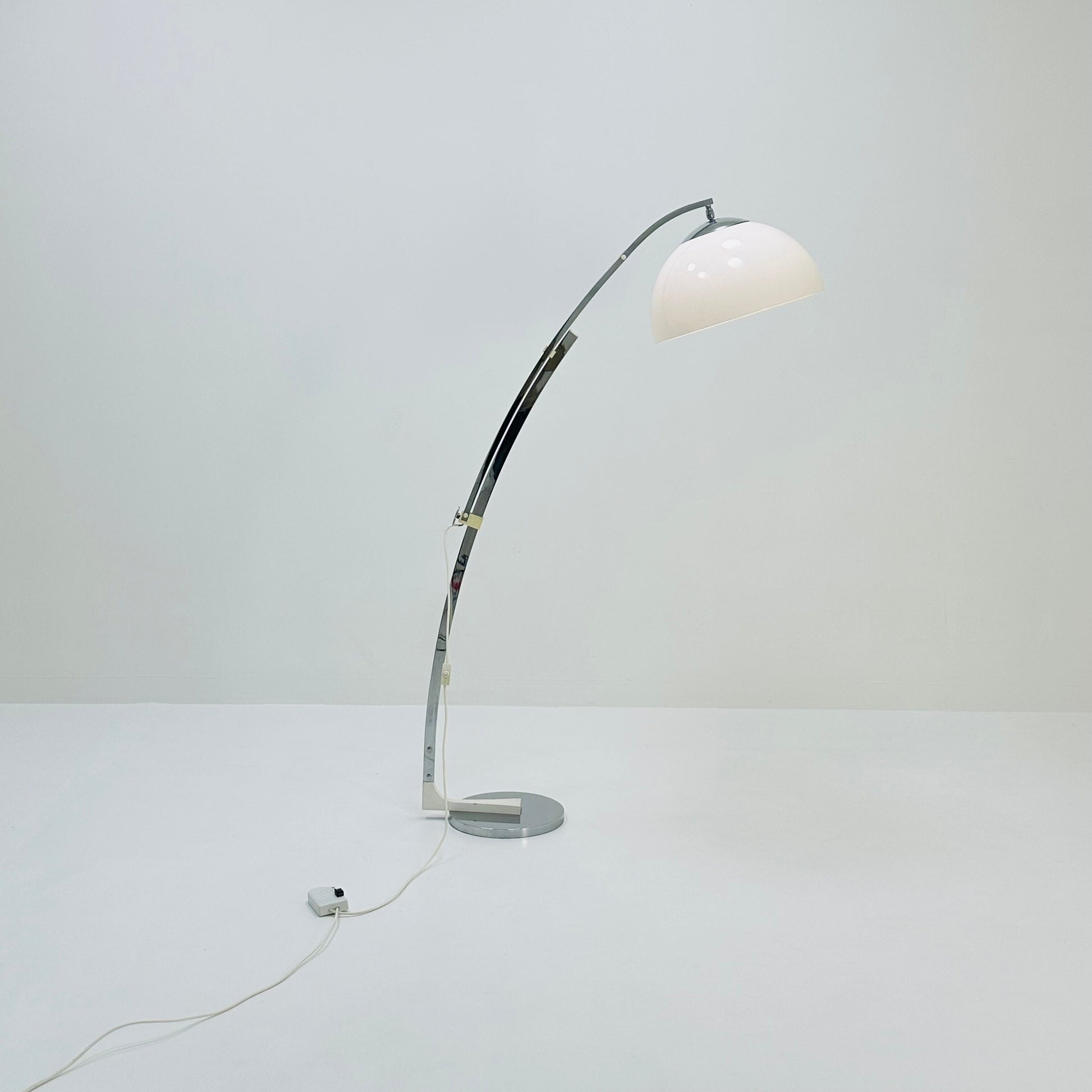Mid Century adjustable white and chrome floor lamp by Goffredo Reggiani Itsly 1970s