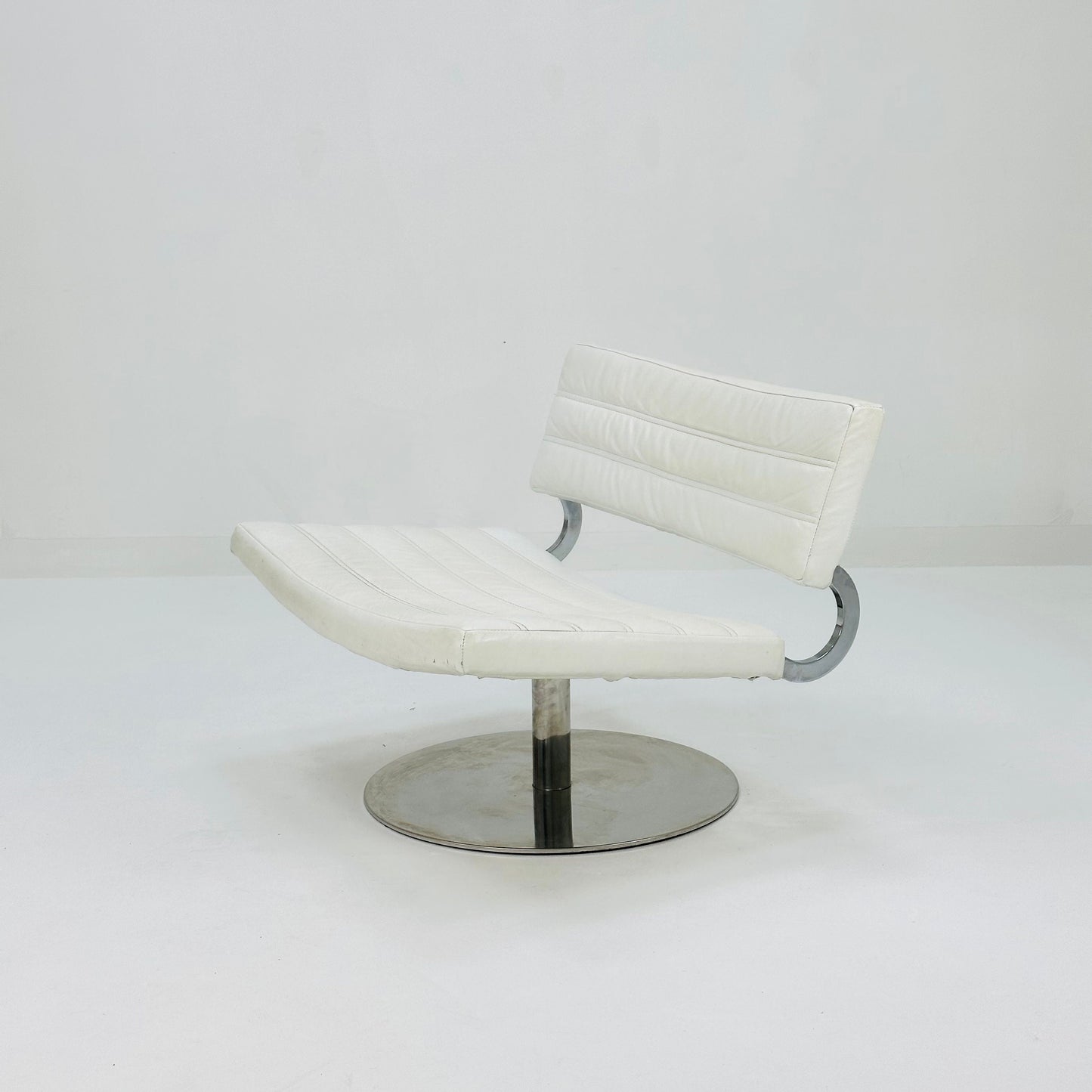 Mid century Modern swivel lounge chair 1970s
