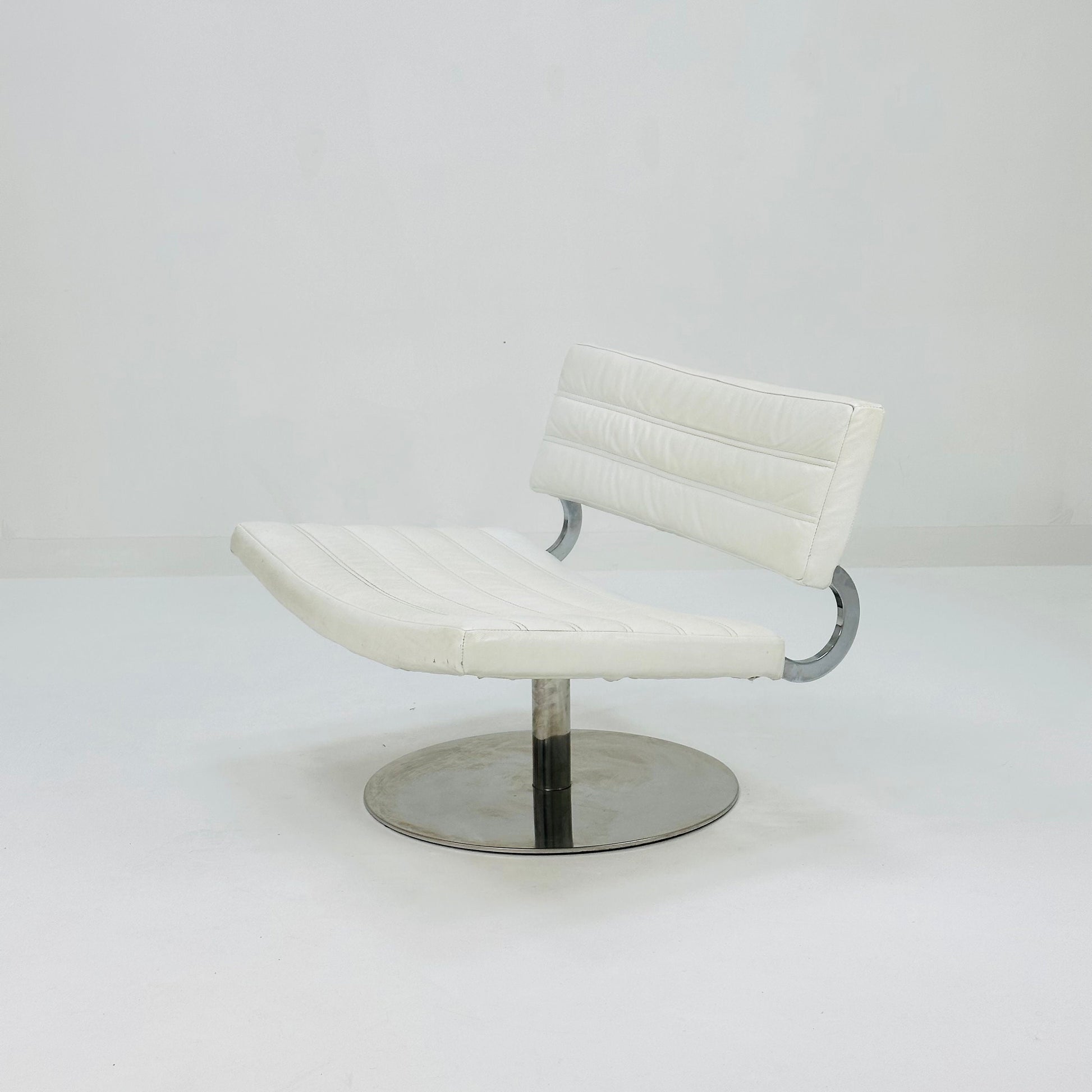 Mid century Modern swivel lounge chair 1970s