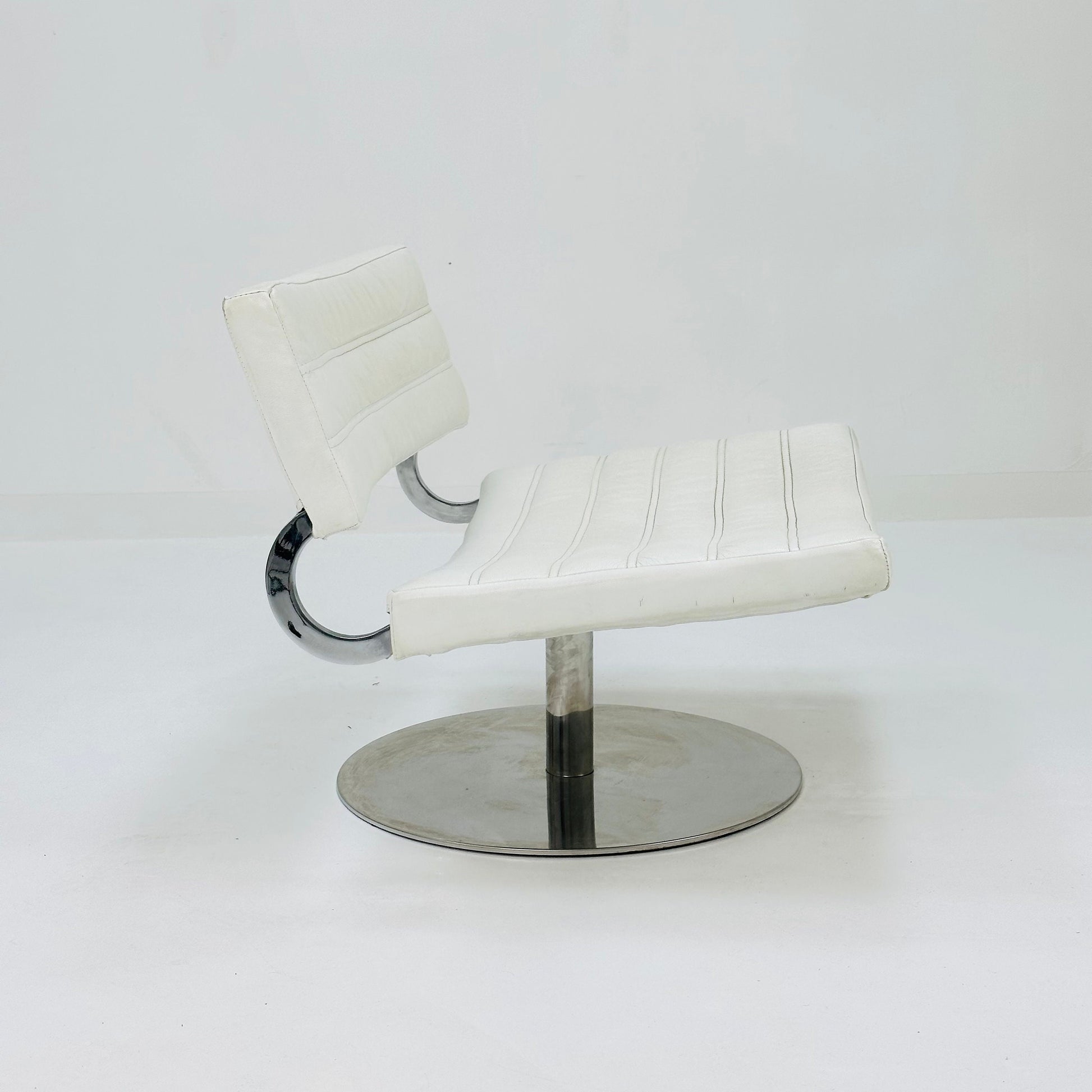 Mid century Modern swivel lounge chair 1970s