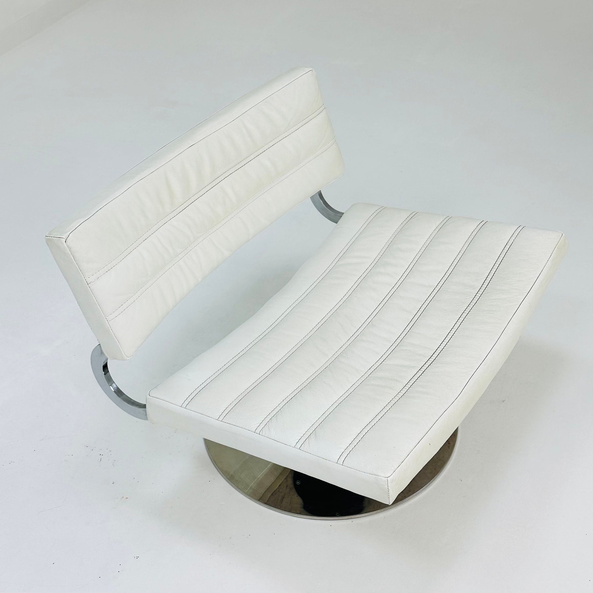 Mid century Modern swivel lounge chair 1970s