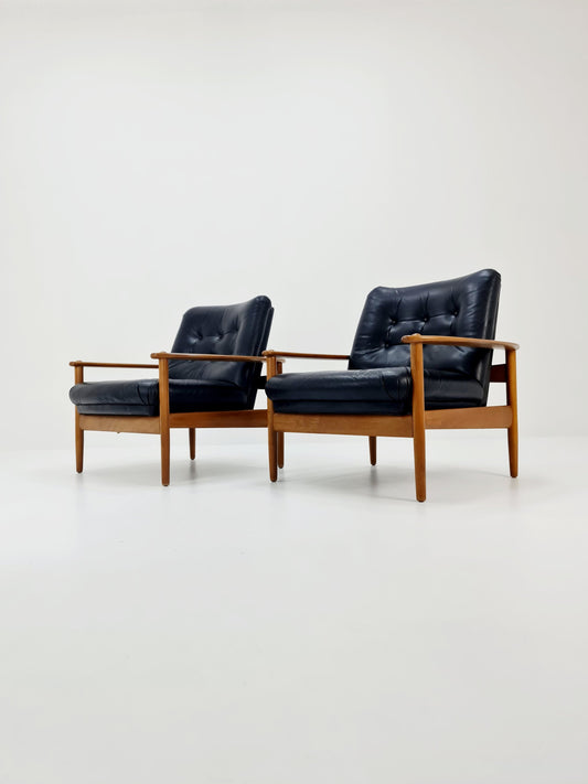 Mid-century pair of Danish lounge armchair, Beech wood and leather 1960s