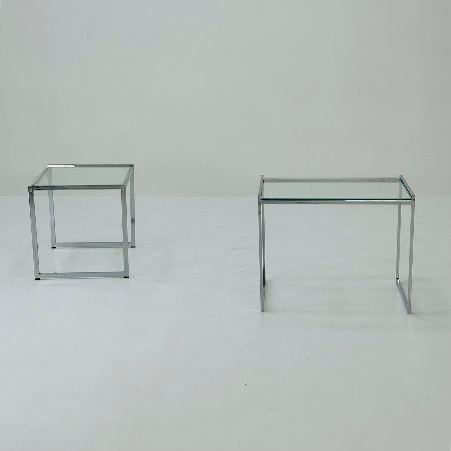 Set of tow Bauhaus side tables / bar tables in chrome and glass Italy 1970s